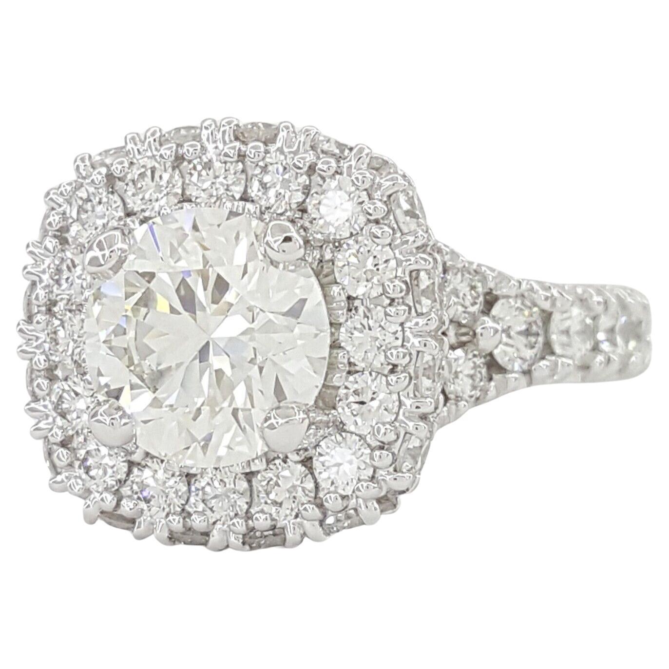 Donnez une nouvelle dimension à votre demande en mariage avec cette magnifique bague de fiançailles certifiée GIA de 2,01 CT de diamants ronds avec halo, réalisée dans un luxueux platine. En son cœur brille un magnifique diamant rond de taille