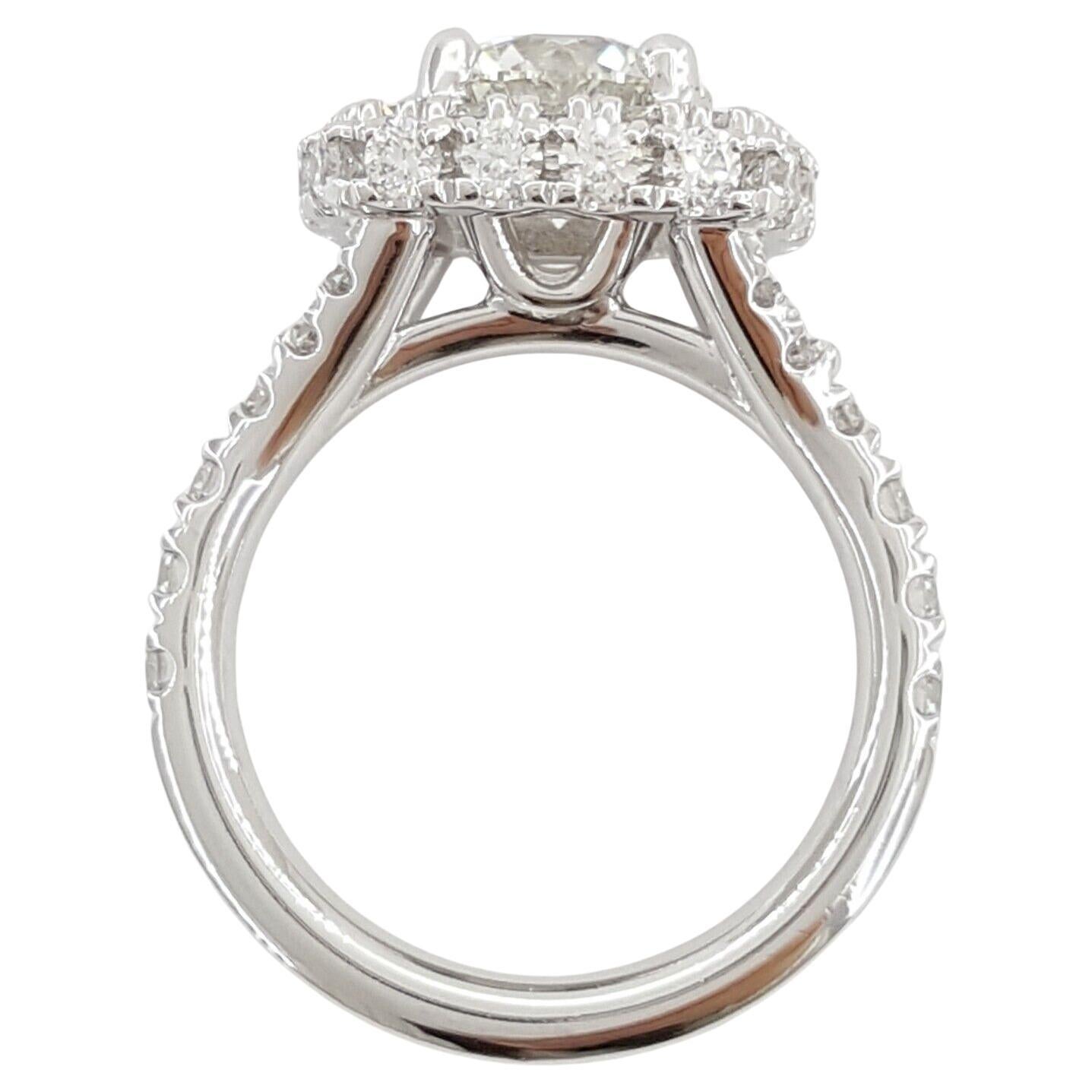Taille ronde Bague de fiançailles en platine certifiée GIA 2,01 CT de diamant taille ronde avec halo en vente