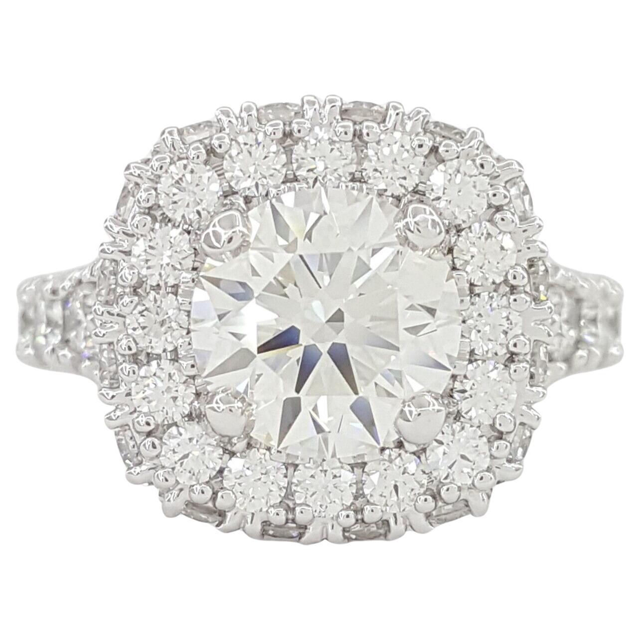 Bague de fiançailles en platine certifiée GIA 2,01 CT de diamant taille ronde avec halo en vente