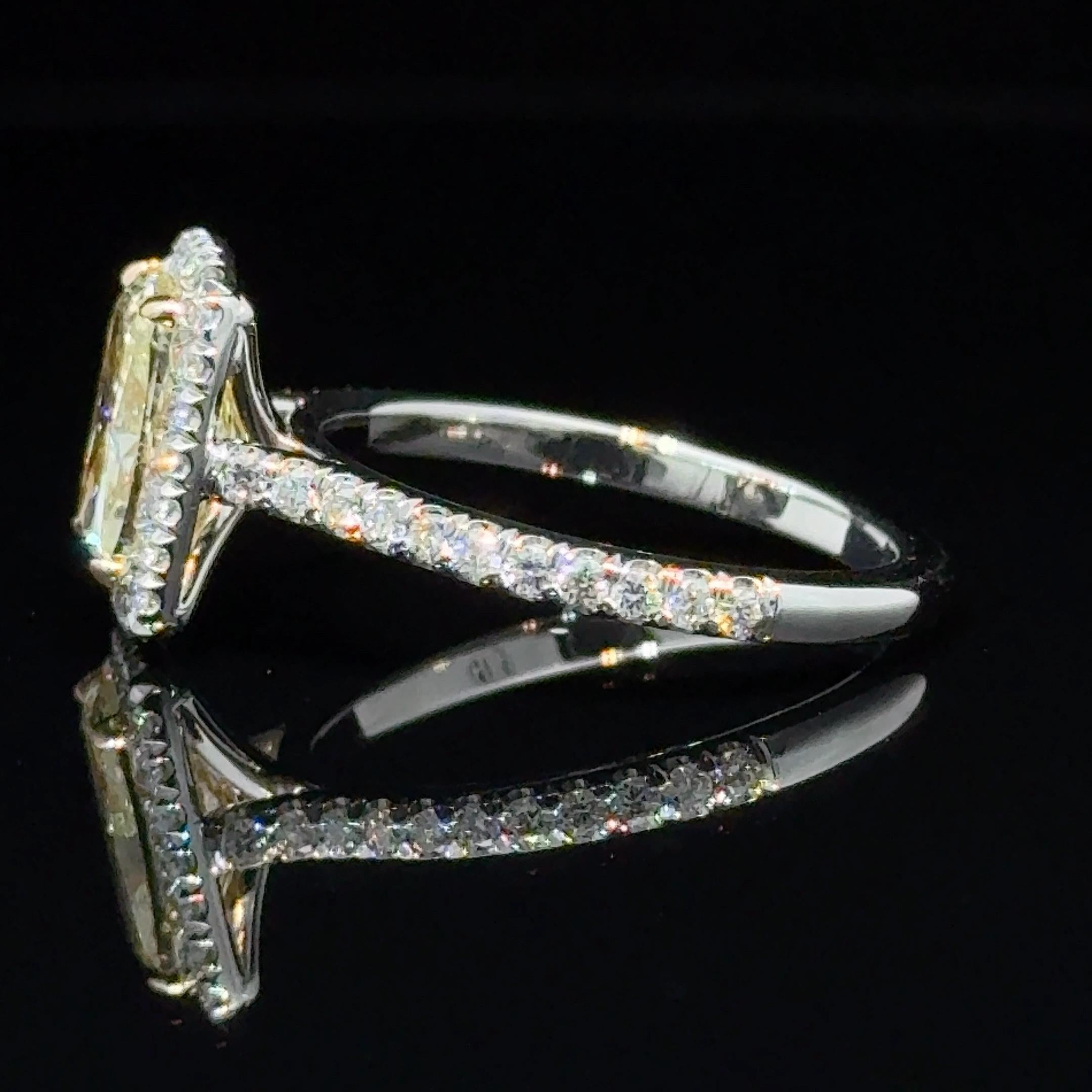 Taille coussin Bague halo de diamants jaunes fantaisie taille coussin de 2,01 carats certifiés GIA en vente