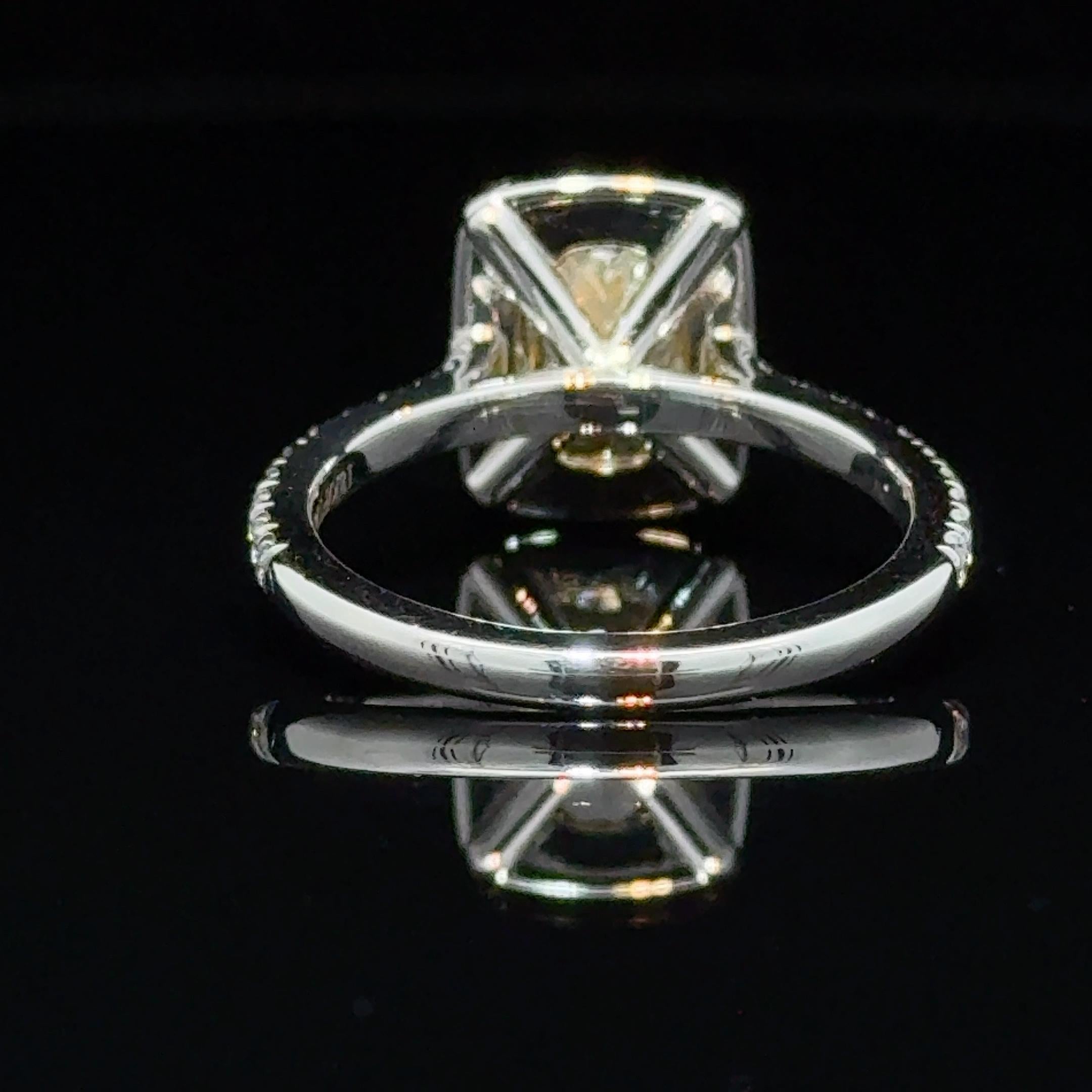GIA zertifiziert 2,01 Cushion Cut Fancy Yellow Diamond Halo Ring im Zustand „Neu“ im Angebot in New York, NY