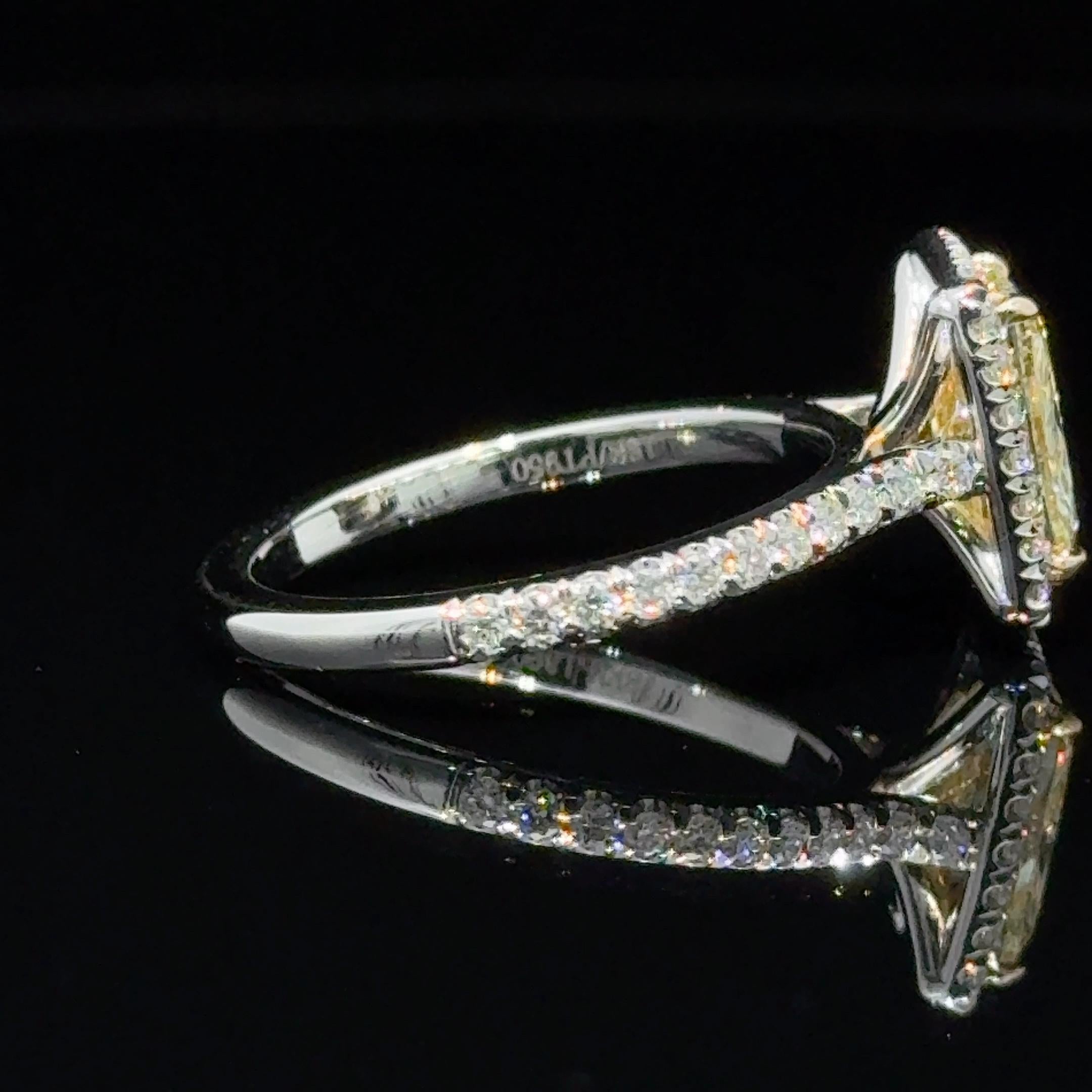 Bague halo de diamants jaunes fantaisie taille coussin de 2,01 carats certifiés GIA Pour femmes en vente