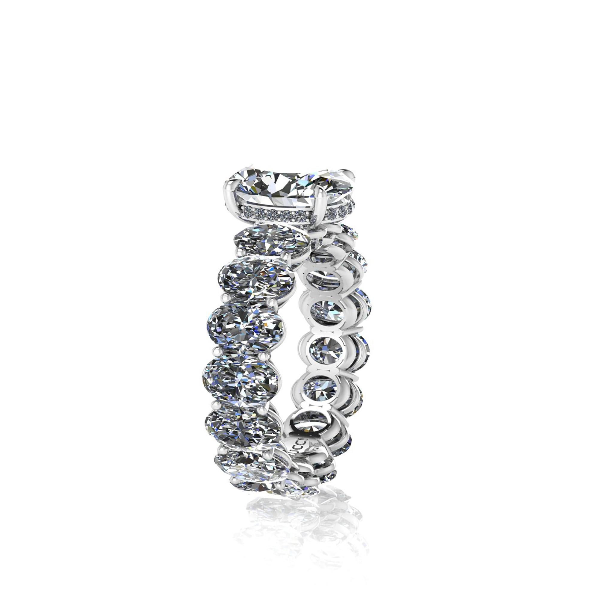 Diamant ovale de 2,50 carats certifié par le GIA, couleur F, pureté VS1, coupe, symétrie et polissage triplement excellents, serti sur une bague éternité en platine 950. Le diamant ovale, conçu et fabriqué à la main à New York, est orné d'un pavage