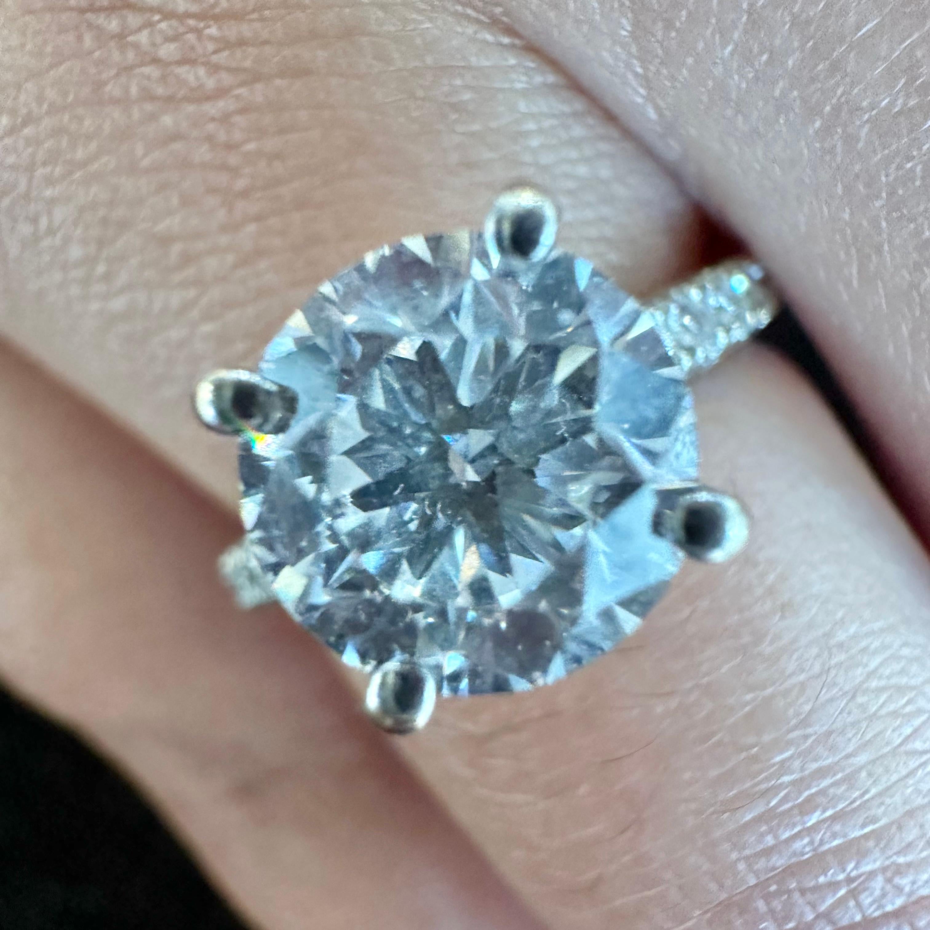 STEIN: Runder Diamant im Brillantschliff

FARBE: D

KLARHEIT: SI1

KARATGEWICHT: 2,01ct

METALL: 18k Weißgold
