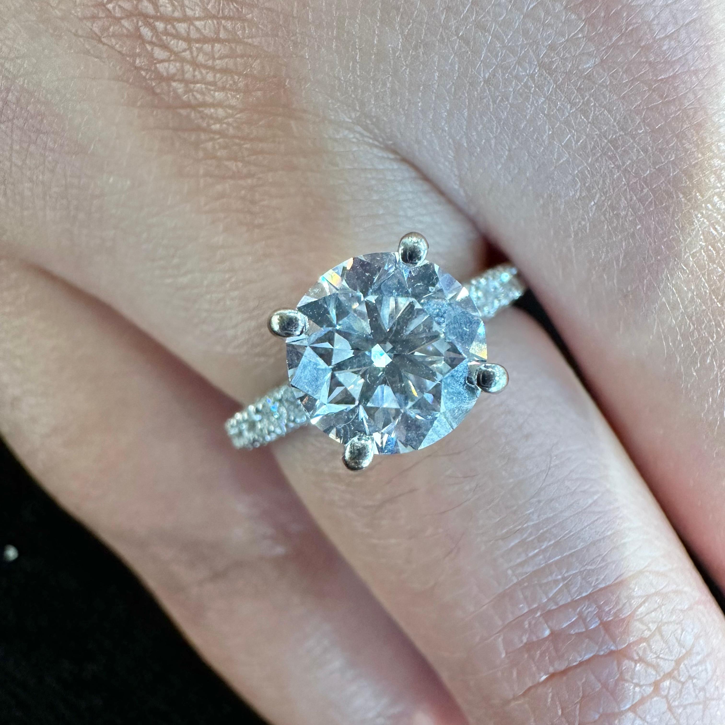 GIA-zertifizierter Verlobungsring mit 2,01 rundem Brillantschliff und Pavé-Fassung (Moderne)