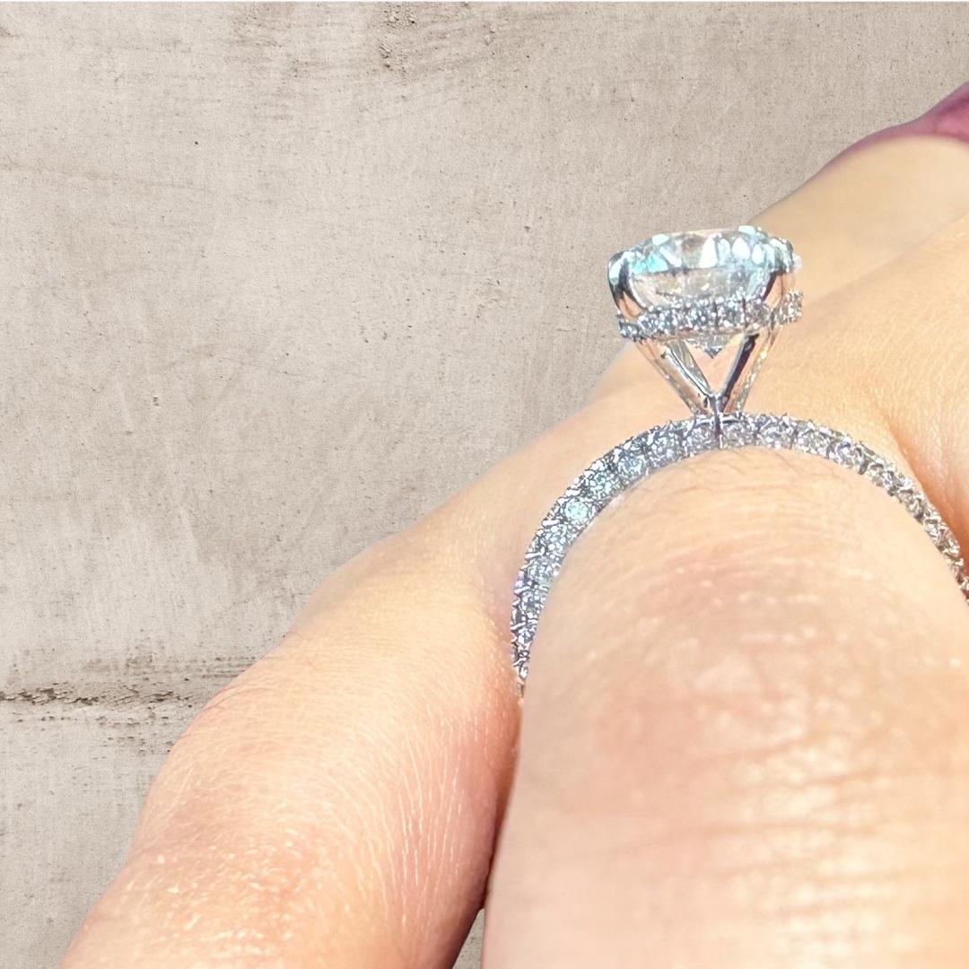 GIA-zertifizierter Verlobungsring mit 2,01 rundem Brillantschliff und Pavé-Fassung (Rundschliff)