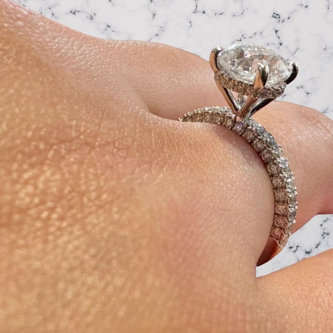 GIA-zertifizierter Verlobungsring mit 2,01 rundem Brillantschliff und Pavé-Fassung im Zustand „Hervorragend“ in Miami, FL