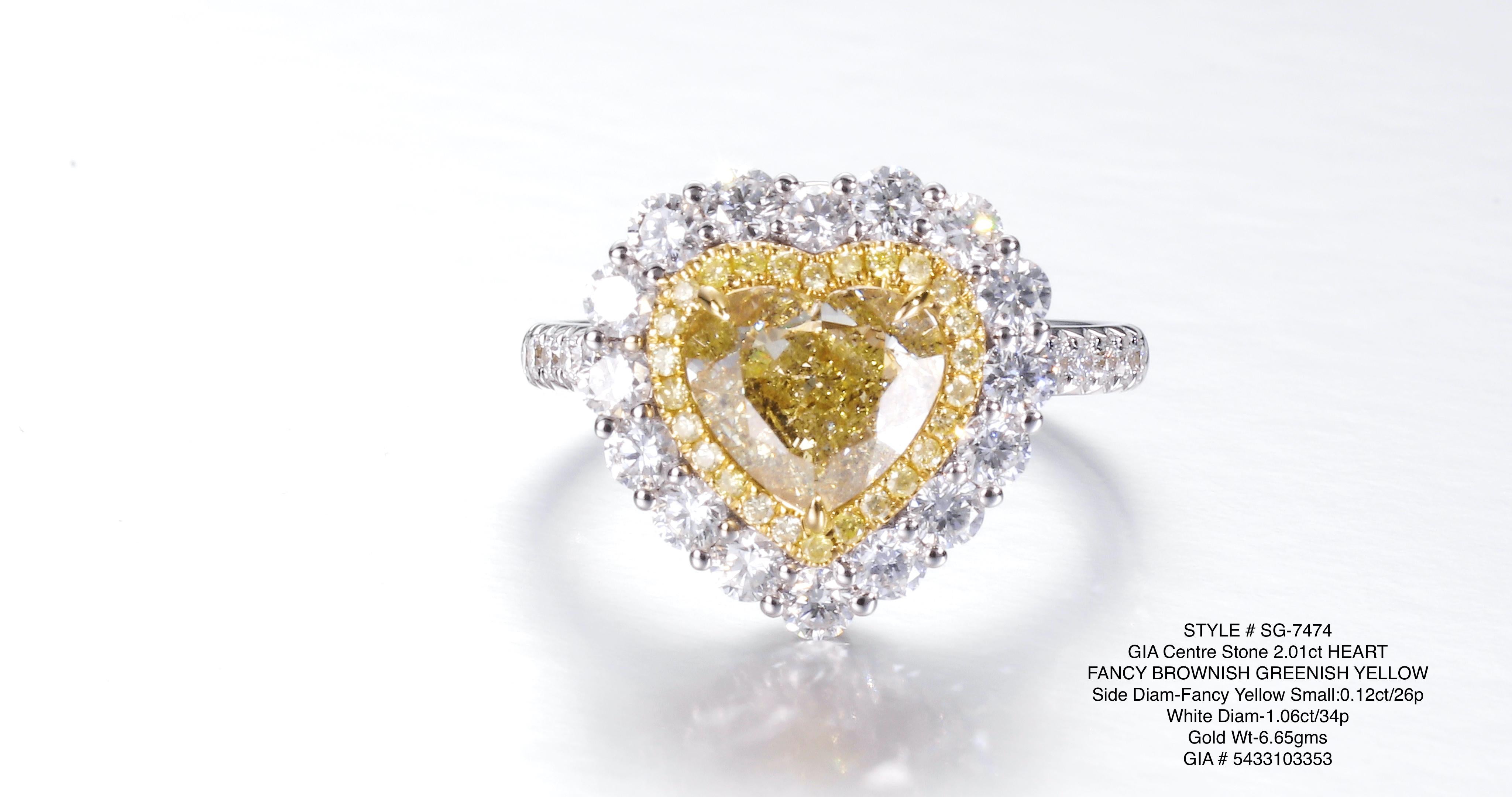 Ein 2,01ct natürlicher, herzförmiger Diamant in Gelb ist in einen Ring aus 18kt Gold gefasst. Der Diamant ist im Halo von weißen Diamanten im Brillantschliff umgeben.

Dieses exquisite Stück zeigt einen atemberaubenden 2,01ct natürlichen,