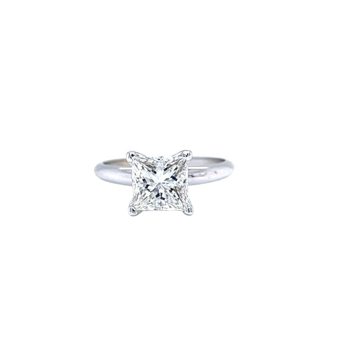 Cette jolie bague est ornée d'un diamant Princes Cut Tiffany Style de 2,01 carats en or blanc 14 carats et mesure 7,14 x 7,00 x 4,94 mm. Il est certifié par le GIA avec un très bon poli et une bonne symétrie et présente une taille Brilliante carrée