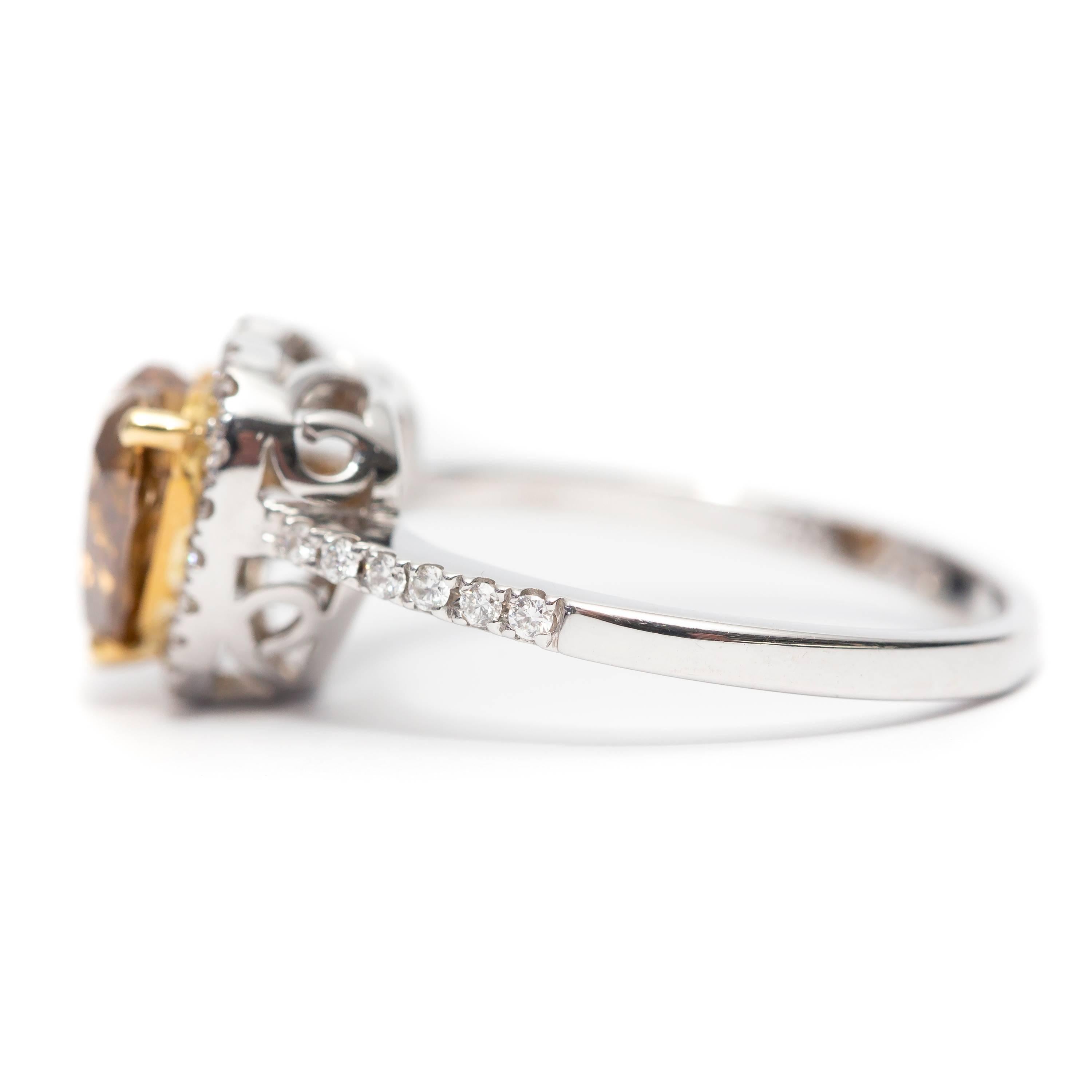 Moderne Bague de fiançailles halo en or blanc 18 carats avec diamant brun de 2,02 carats certifié par le GIA  en vente