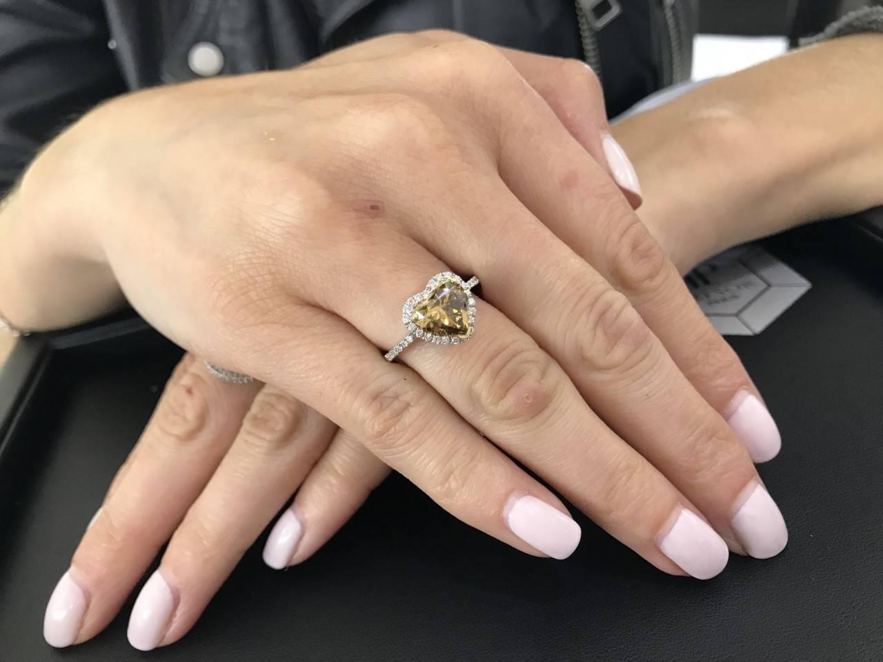 Bague de fiançailles halo en or blanc 18 carats avec diamant brun de 2,02 carats certifié par le GIA  Pour femmes en vente