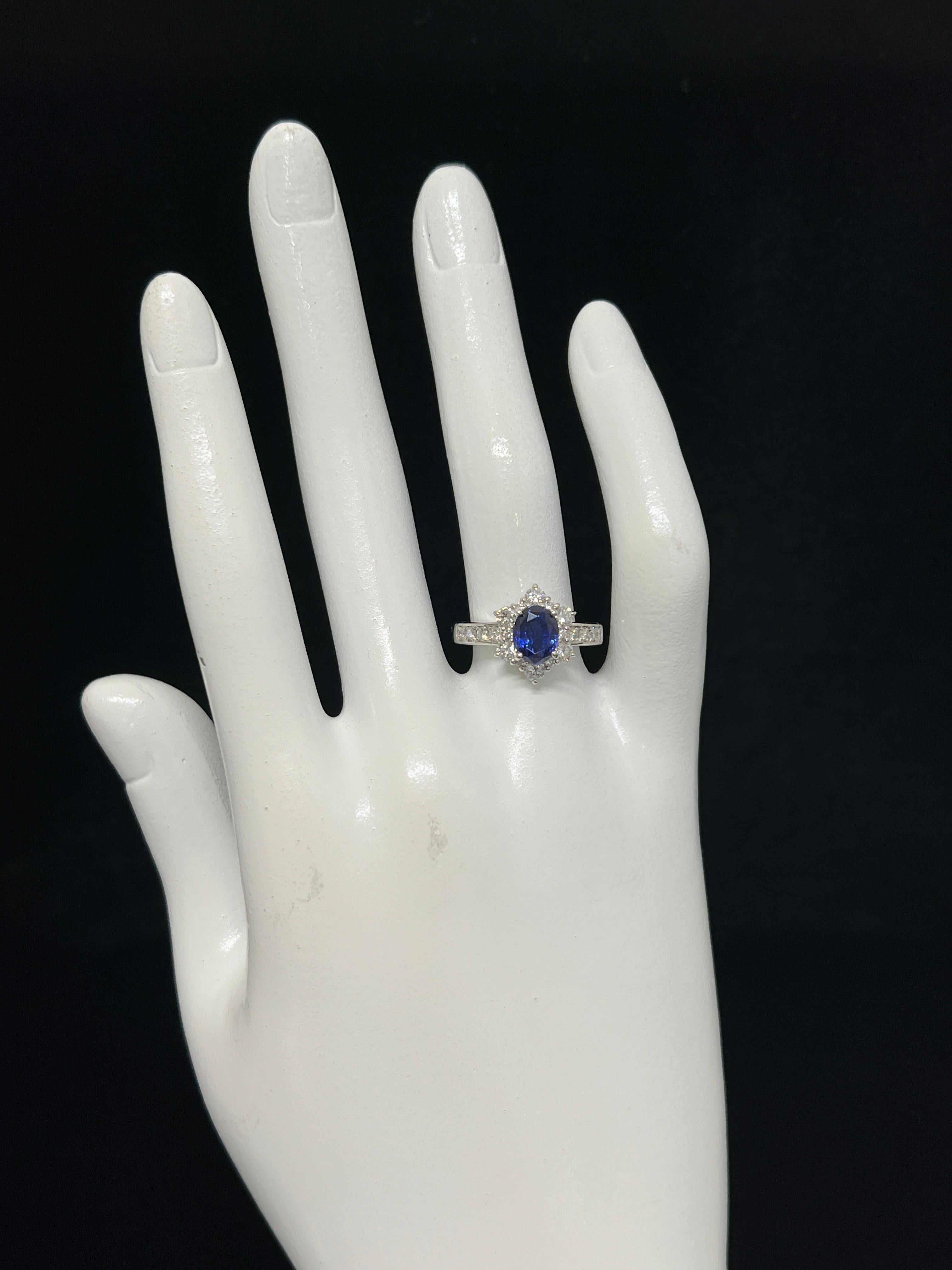 GIA Certified 2.02 Carat, Color-Change Sapphire and Diamond Ring set in Platinum For Sale 1