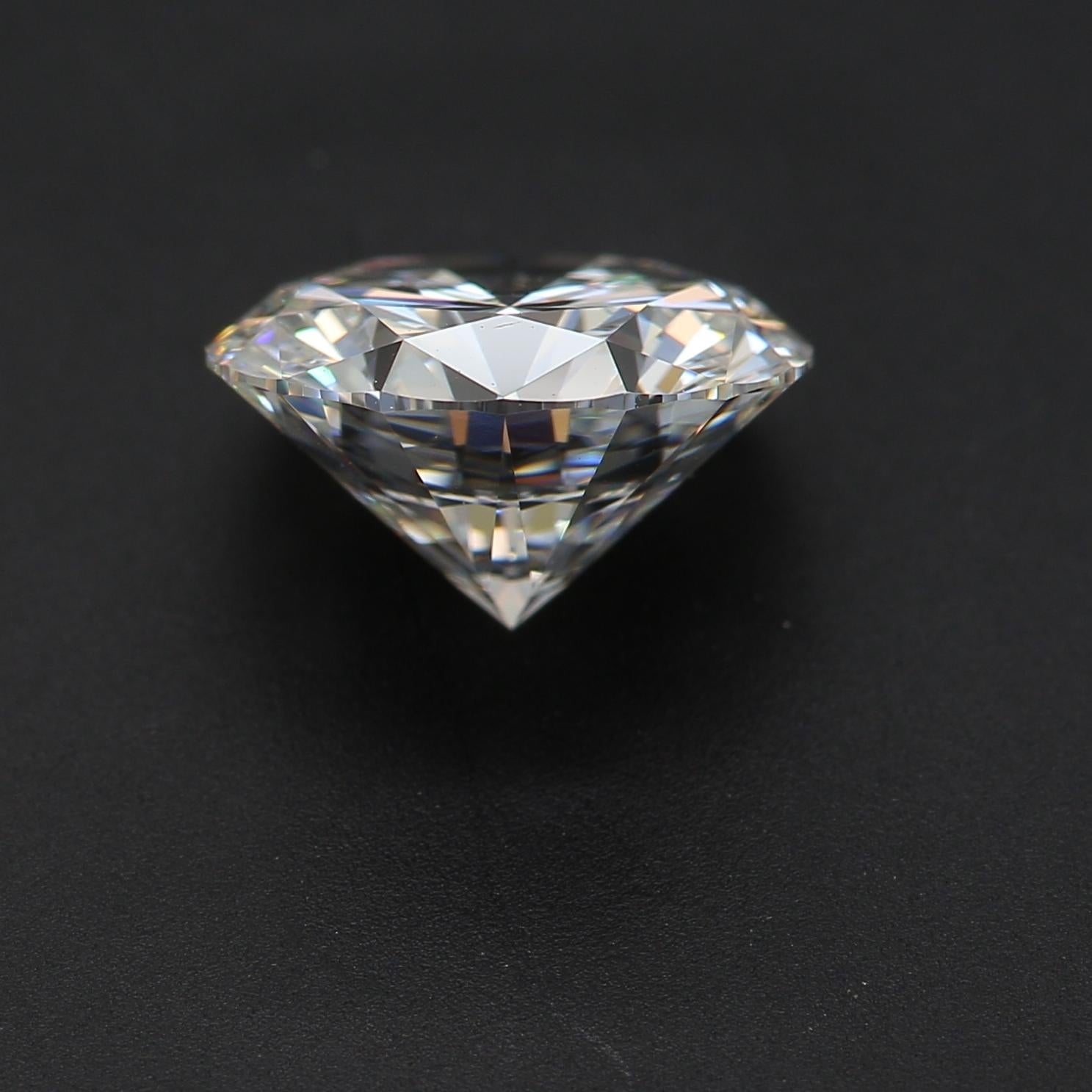 GIA Certified 2.02 Carat E Colour VVS1 Clarity Diamond In New Condition For Sale In บางรัก, TH