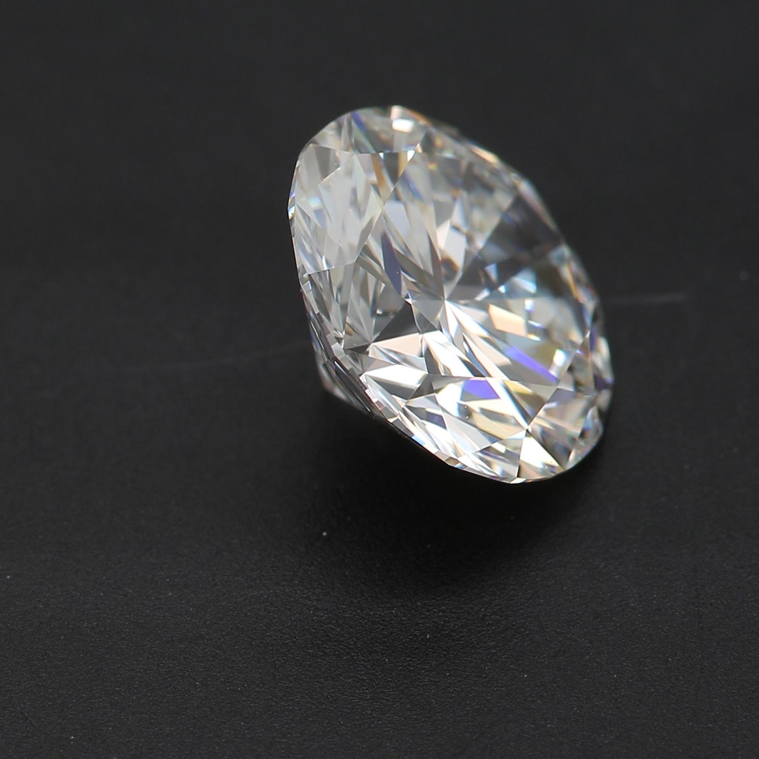Women's or Men's GIA Certified 2.02 Carat E Colour VVS1 Clarity Diamond For Sale