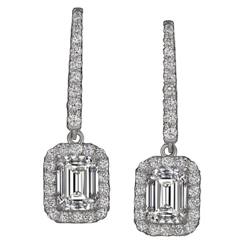 Plongez dans la brillance avec ces boucles d'oreilles pendantes Antinori di Sanpietro, réalisées en luxueux or blanc 14 carats.

Chaque boucle d'oreille est ornée d'un superbe diamant taille émeraude de 1,01 carat, parfaitement encadré par un halo