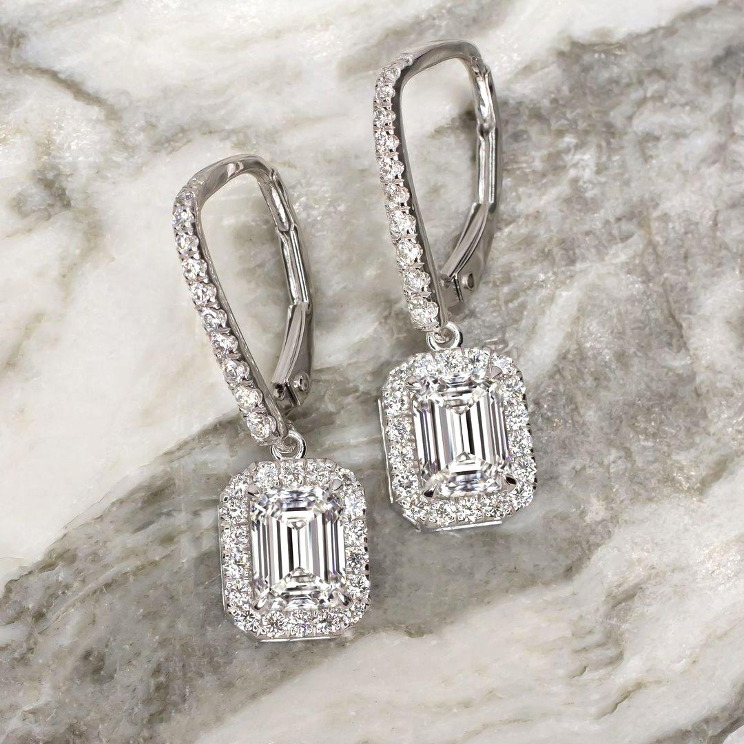 Contemporain Pendants d'oreilles de 2,02 carats, certifiés GIA, taille émeraude VS2, pureté G en vente