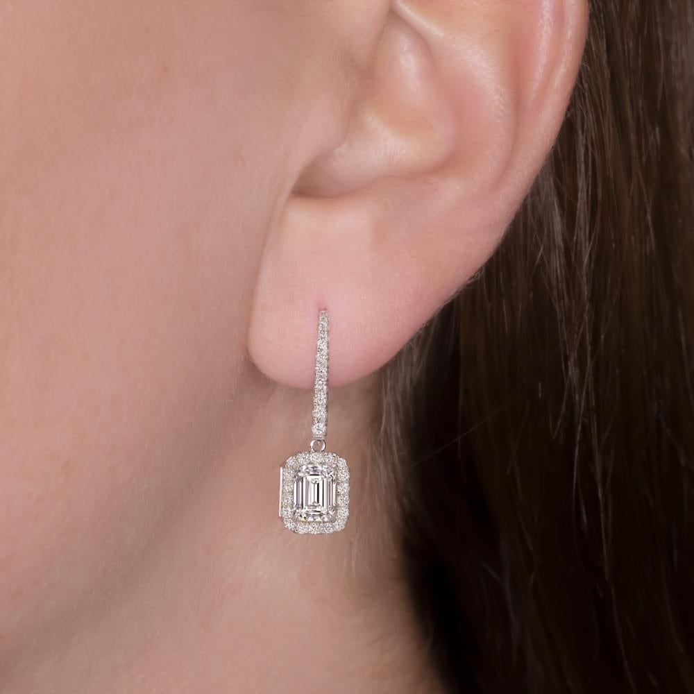 GIA Certified 2.02 Carat Emerald Cut VS2 Clarity G Color Dangle Drop Earrings In New Condition For Sale In Rome, IT