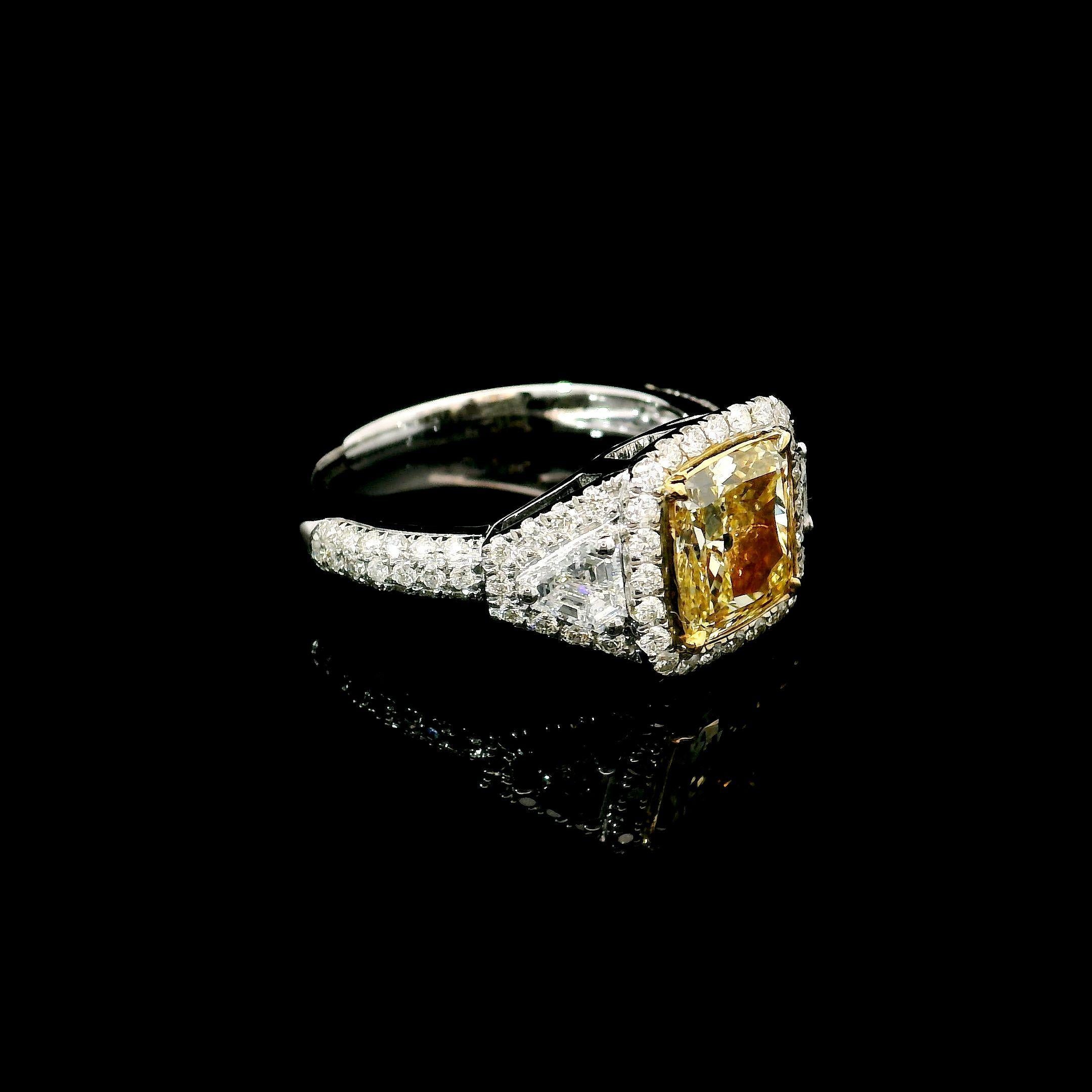 Taglio cuscino Anello con diamante certificato GIA da 2,02 carati, di colore giallo brunastro e di purezza SI1 in vendita