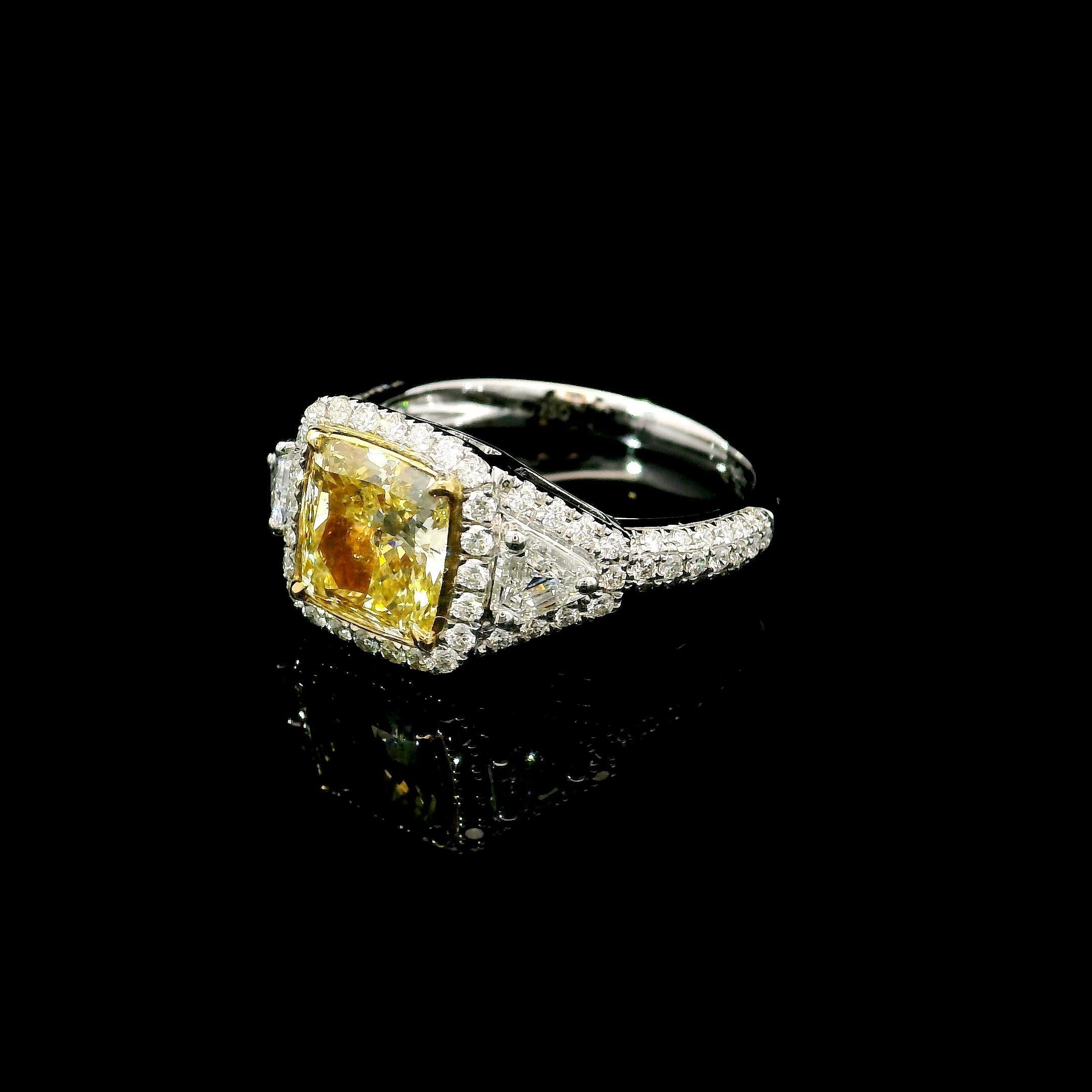 Anello con diamante certificato GIA da 2,02 carati, di colore giallo brunastro e di purezza SI1 In condizioni Nuovo in vendita a บางรัก, TH