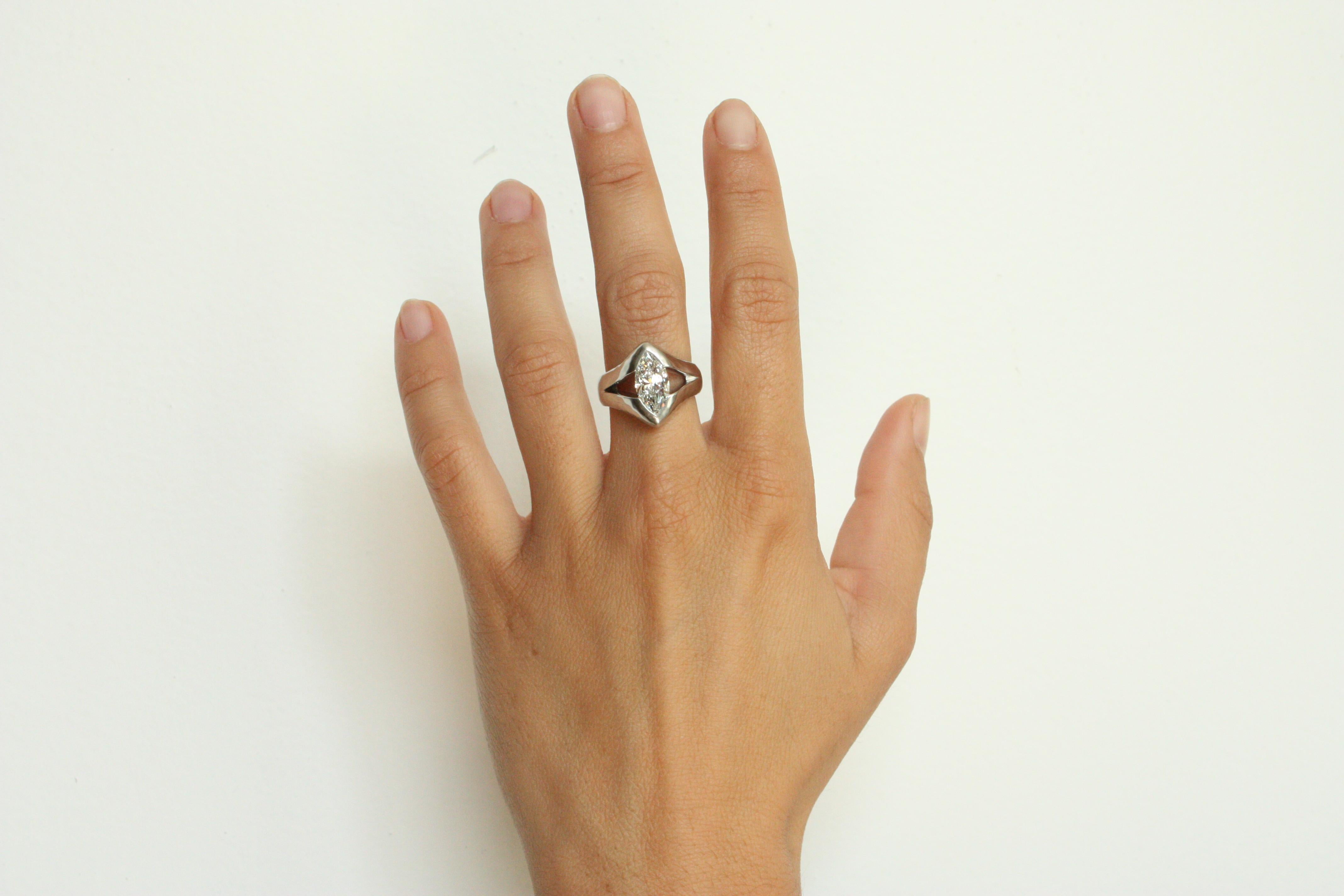 Una auténtica obra maestra, este anillo solitario artesanal de anilla partida presenta un impresionante diamante de talla marquesa de 2,02 ct. Engastado en platino, su elegante diseño muestra el compromiso de Bracken Jewelers con la sofisticación