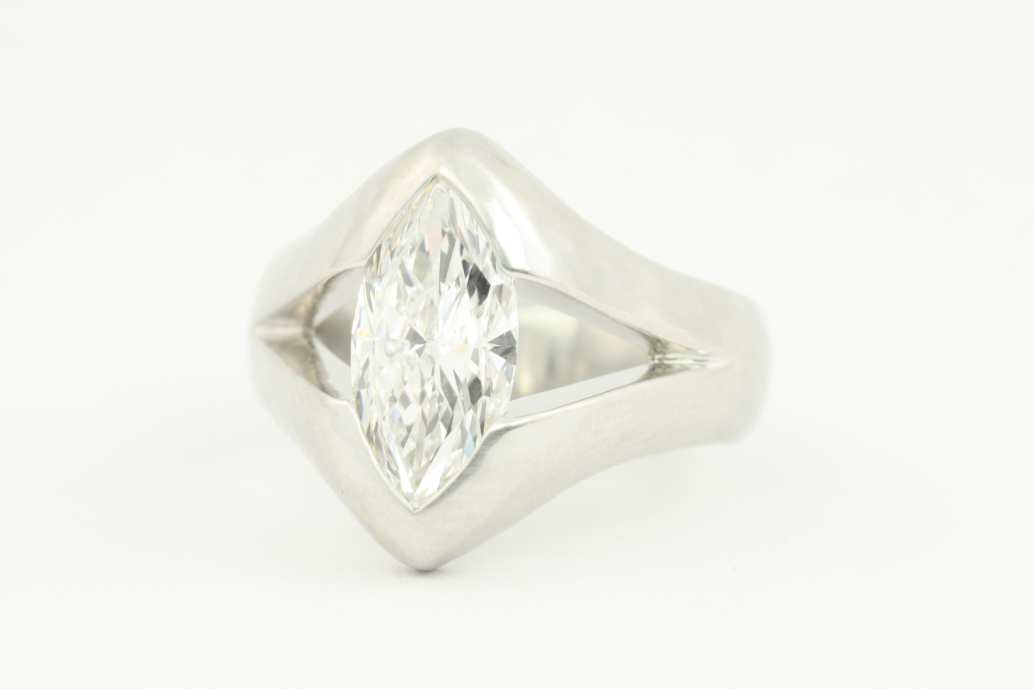 Anillo de compromiso en platino con diamante marquesa de 2,02 quilates certificado por el GIA de Bracken Artesano en venta