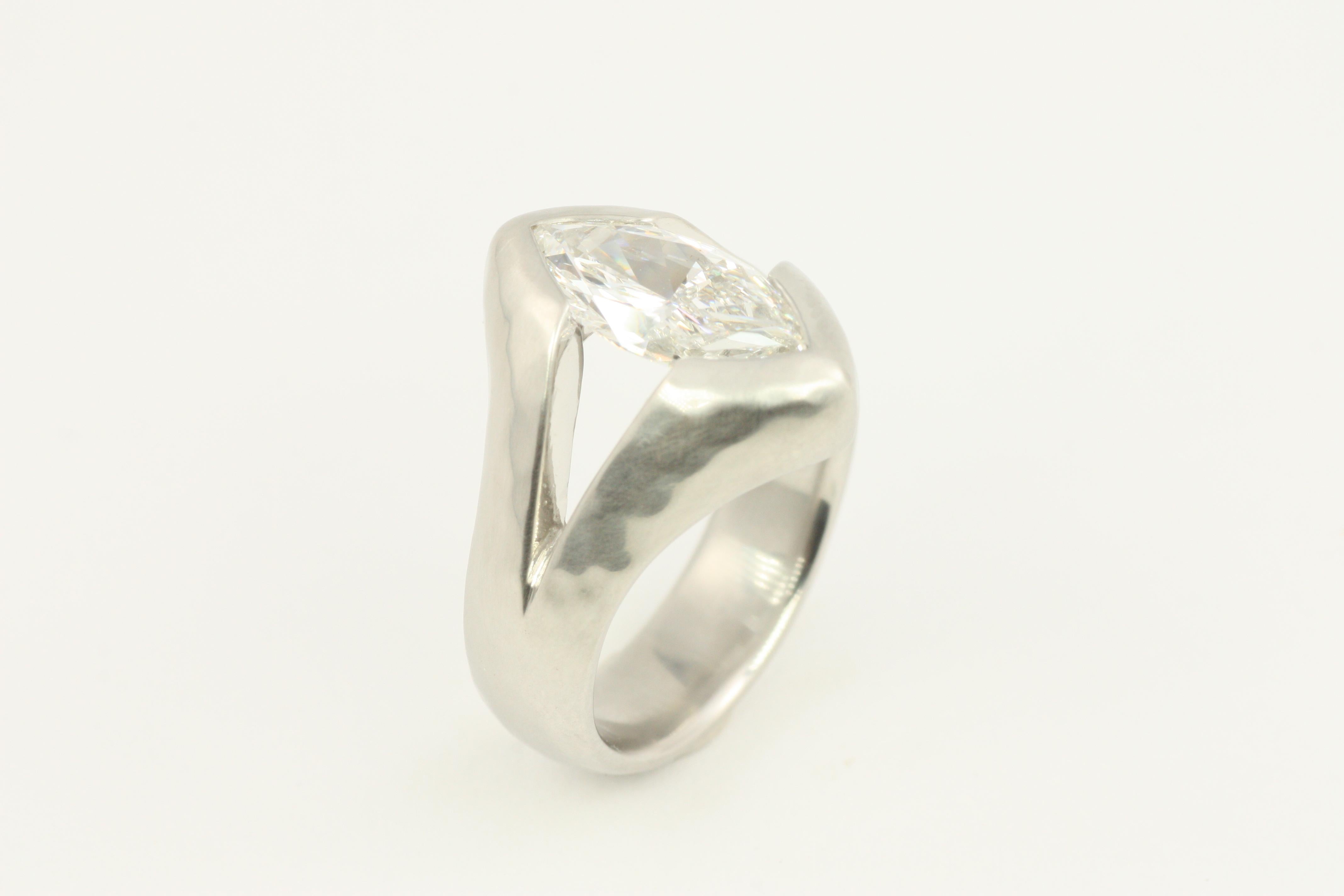 Anillo de compromiso en platino con diamante marquesa de 2,02 quilates certificado por el GIA de Bracken en venta 1