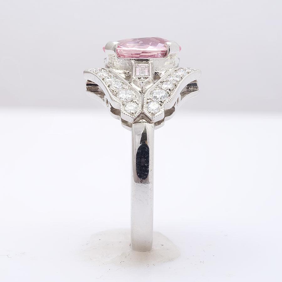 Taille brillant Bague Art déco en platine avec saphir padparadscha certifié GIA de 2,02 carats et diamants en vente