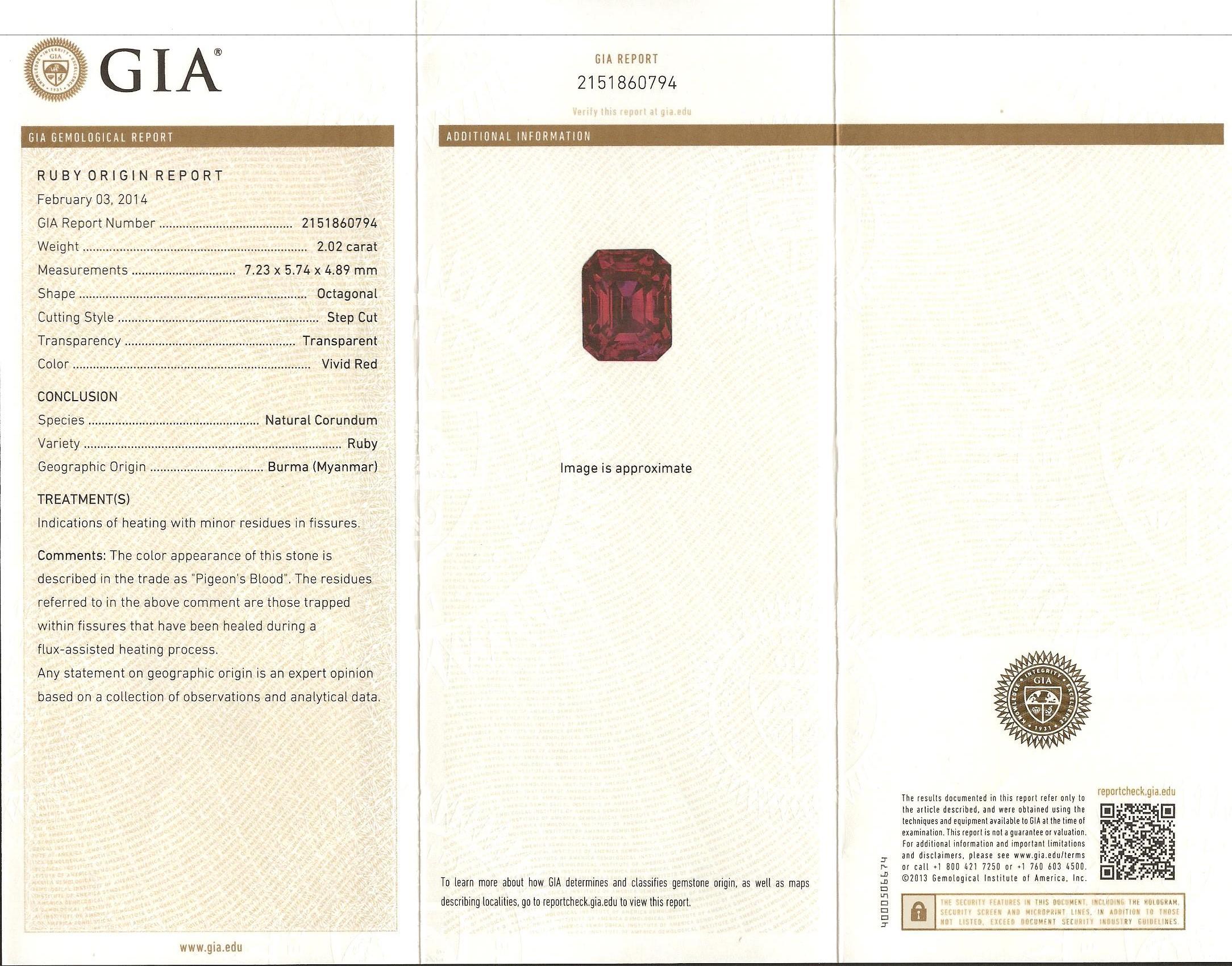 ¡La pasión personificada! Este precioso anillo presenta un rubí birmano de primera calidad con un tono rojo vivo y brillante. Va acompañada del informe nº 2151860794 del Instituto Gemológico de América, que indica que esta gema procede de Birmania,