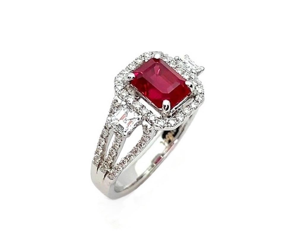 Anillo de cóctel de diamantes y rubí birmano sangre de paloma de 2,02 quilates certificado por el GIA Corte esmeralda en venta