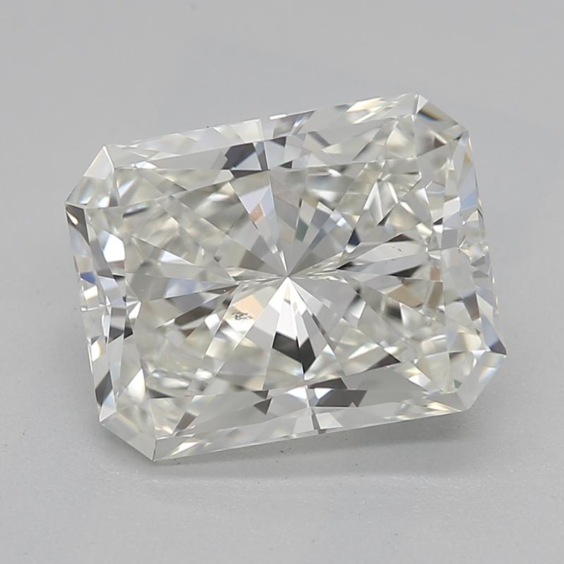 Encarnando la refinada elegancia de la época Art Decó, este impresionante anillo de diamantes presenta una piedra central radiante J SI1 2,02, bellamente asegurada en un engaste clásico con garras. Alrededor de la cautivadora pieza central hay un