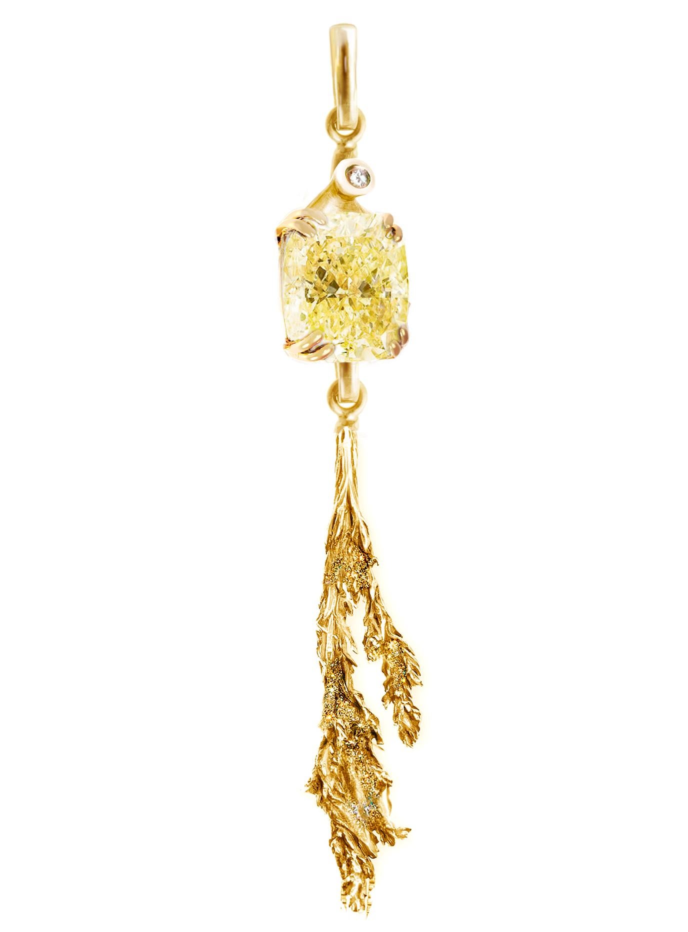 The Juniper contemporary pendant necklace (7 cm) is crafted from 18 karat yellow gold and features a certified cushion cut yellow diamond (SI, Y-Z, 2.02 carats in total). The collection was previously featured in Vogue UA and was mentioned in the