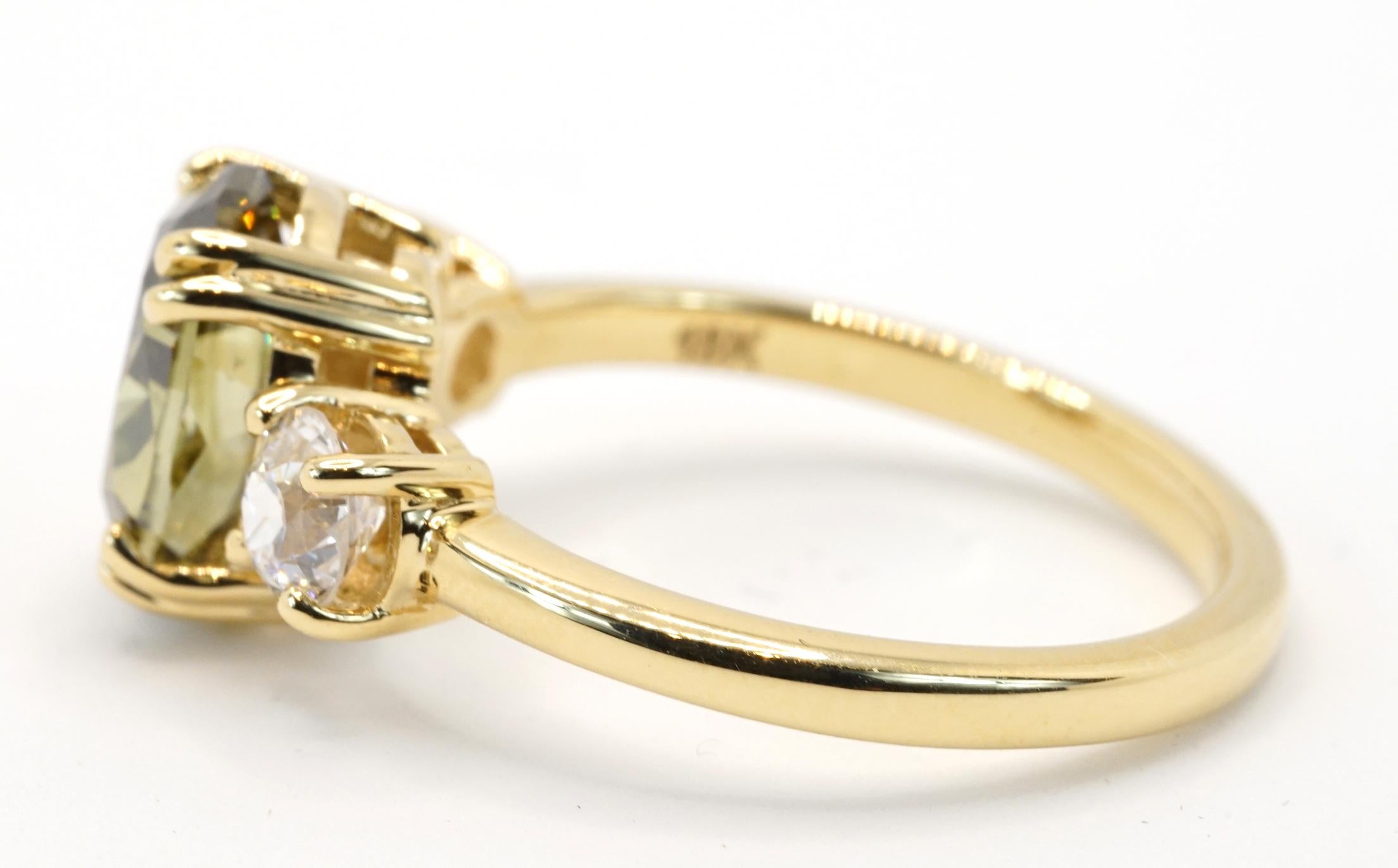 GIA zertifizierter 2,02 Karat natürlicher seltener Chameleon-Oliv-Diamant-Dreistein-Ring im Angebot 3