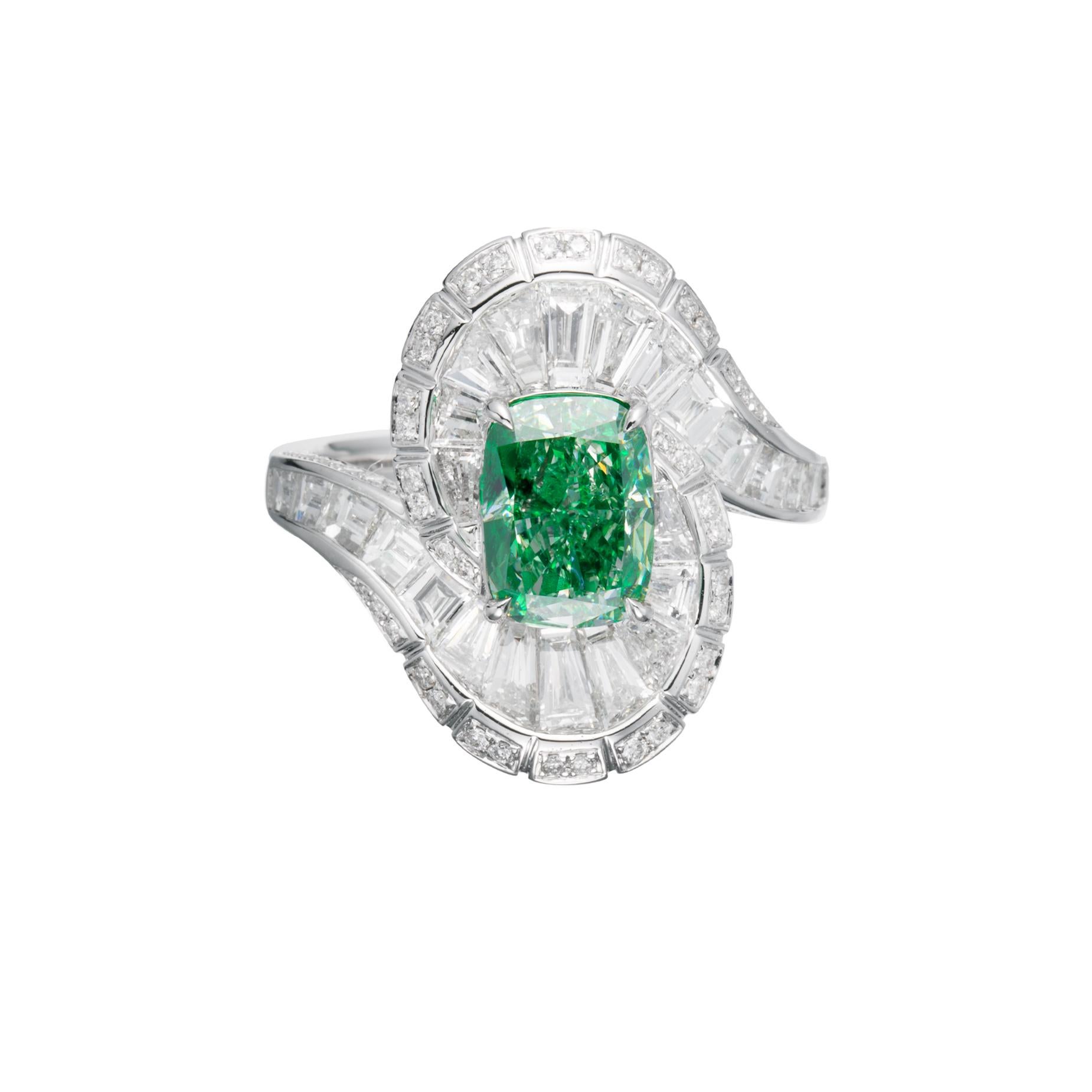 Dieser exquisite Ring ist mit einem atemberaubenden kissenförmigen Diamanten von 2,02 Karat besetzt, der in ein elegantes 18-karätiges Goldband eingefasst ist. Im Mittelpunkt dieses Rings steht ein GIA-zertifizierter Fancy Yellowish Green-Diamant
