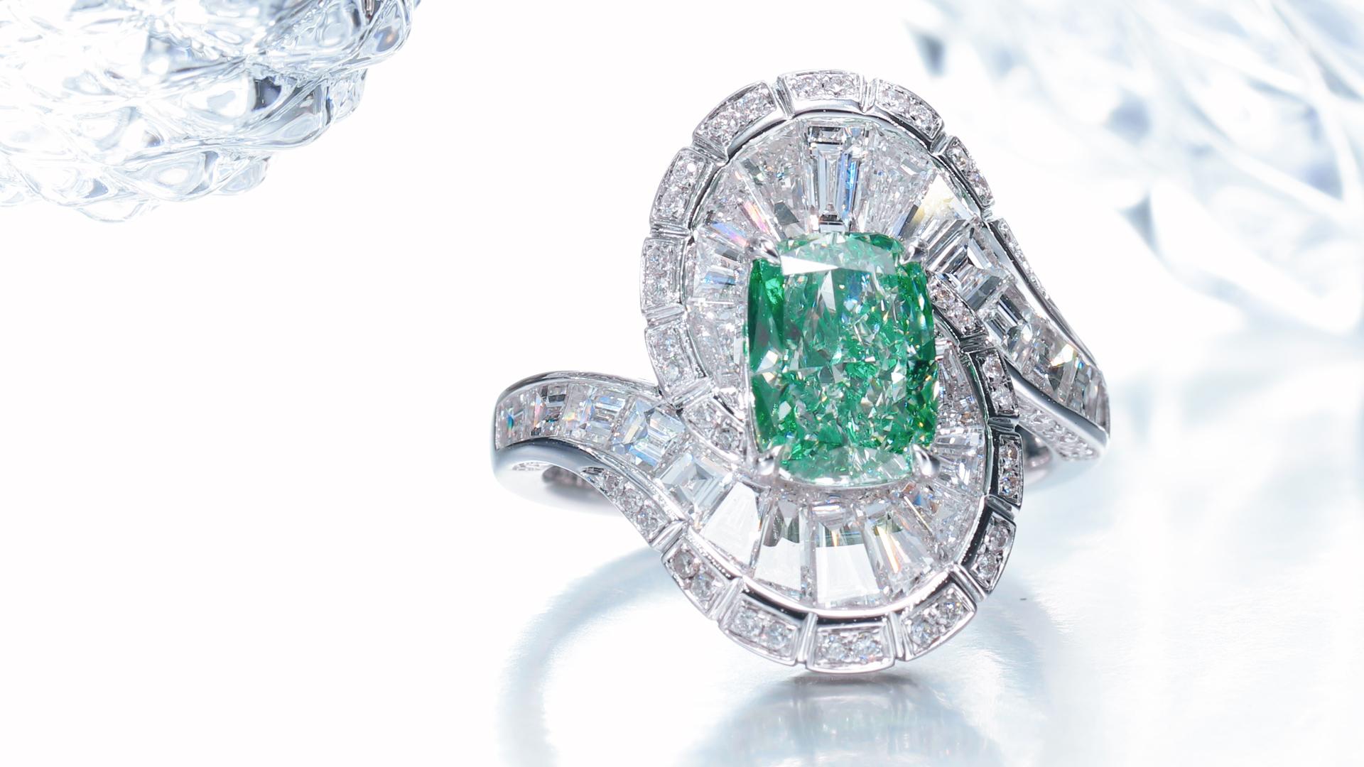 GIA-zertifizierter, 2,02 Karat natürlicher gelbgrüner Fancy-Ring in Kissenform in 18KT.  im Angebot 1