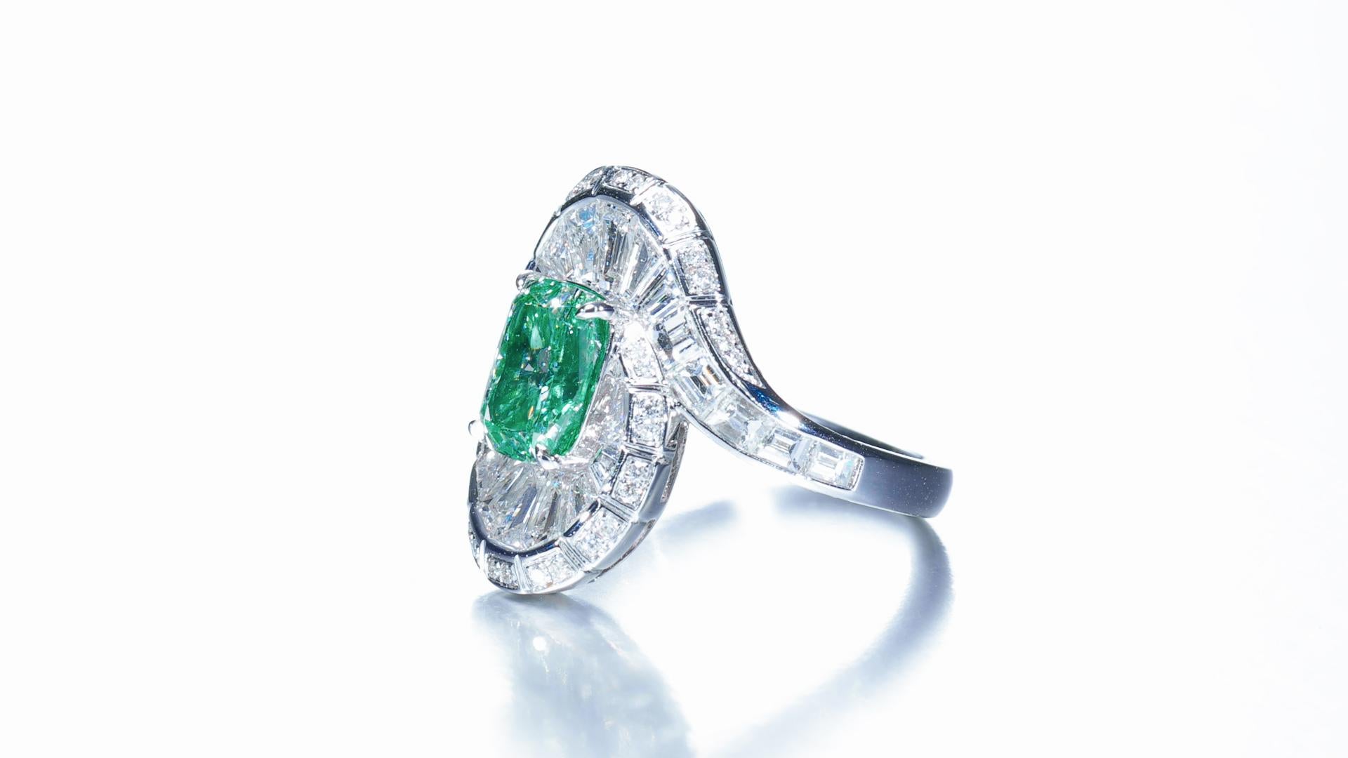 GIA-zertifizierter, 2,02 Karat natürlicher gelbgrüner Fancy-Ring in Kissenform in 18KT.  im Angebot 2