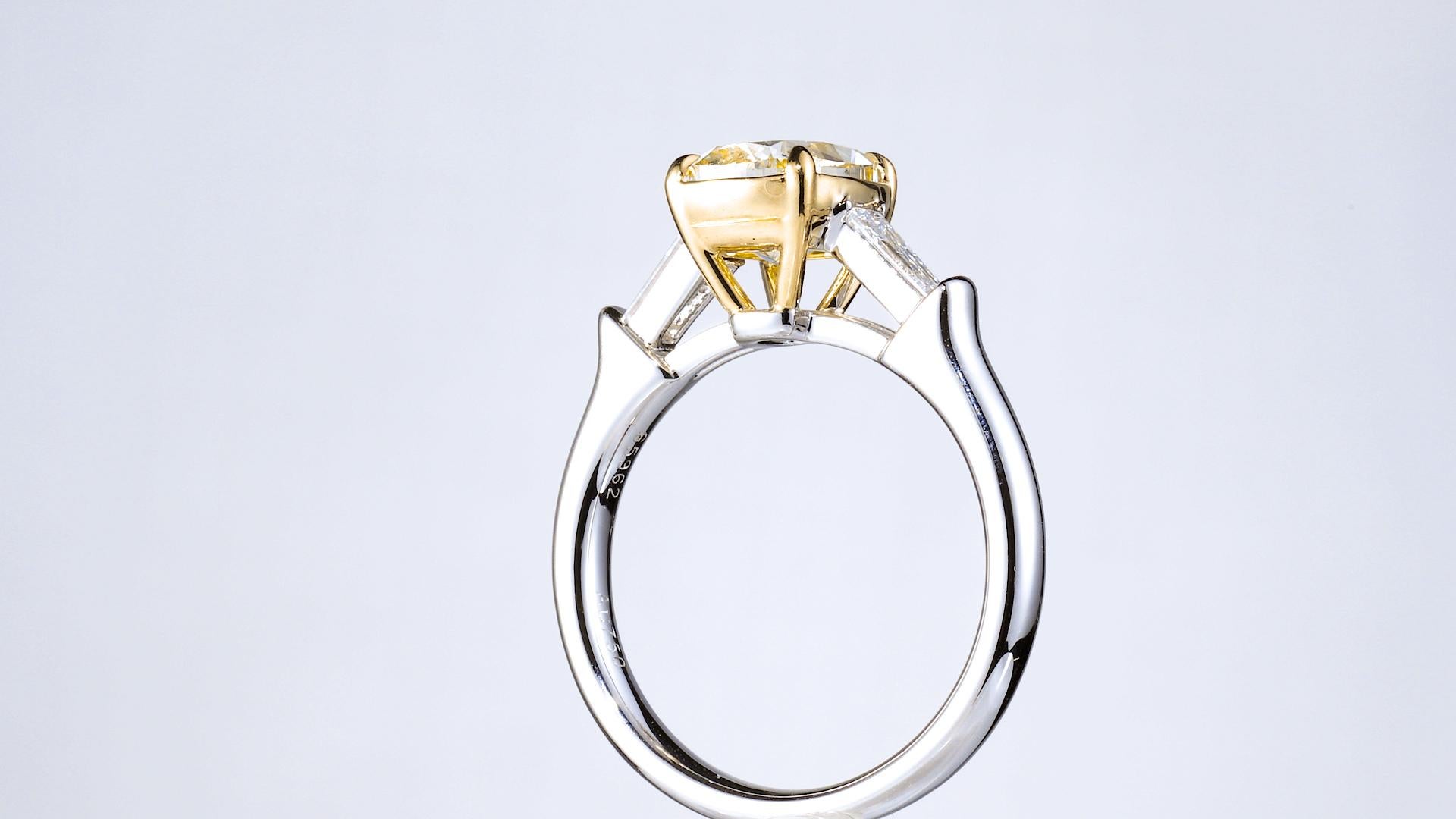 Bague solitaire à diamant en forme de coussin de 2,02ct, certifiée par le GIA, de catégorie U à V, naturelle. Pour femmes en vente