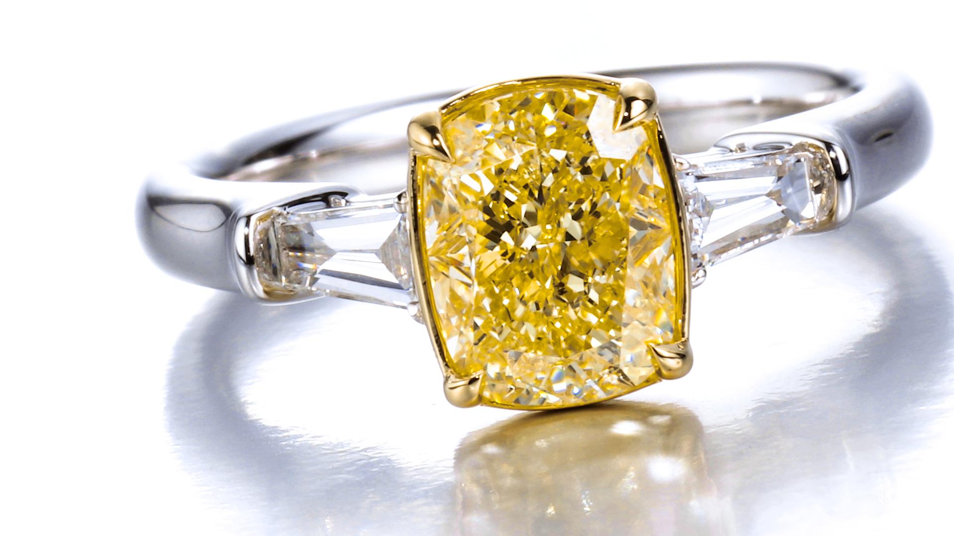 Bague solitaire à diamant en forme de coussin de 2,02ct, certifiée par le GIA, de catégorie U à V, naturelle. en vente 1