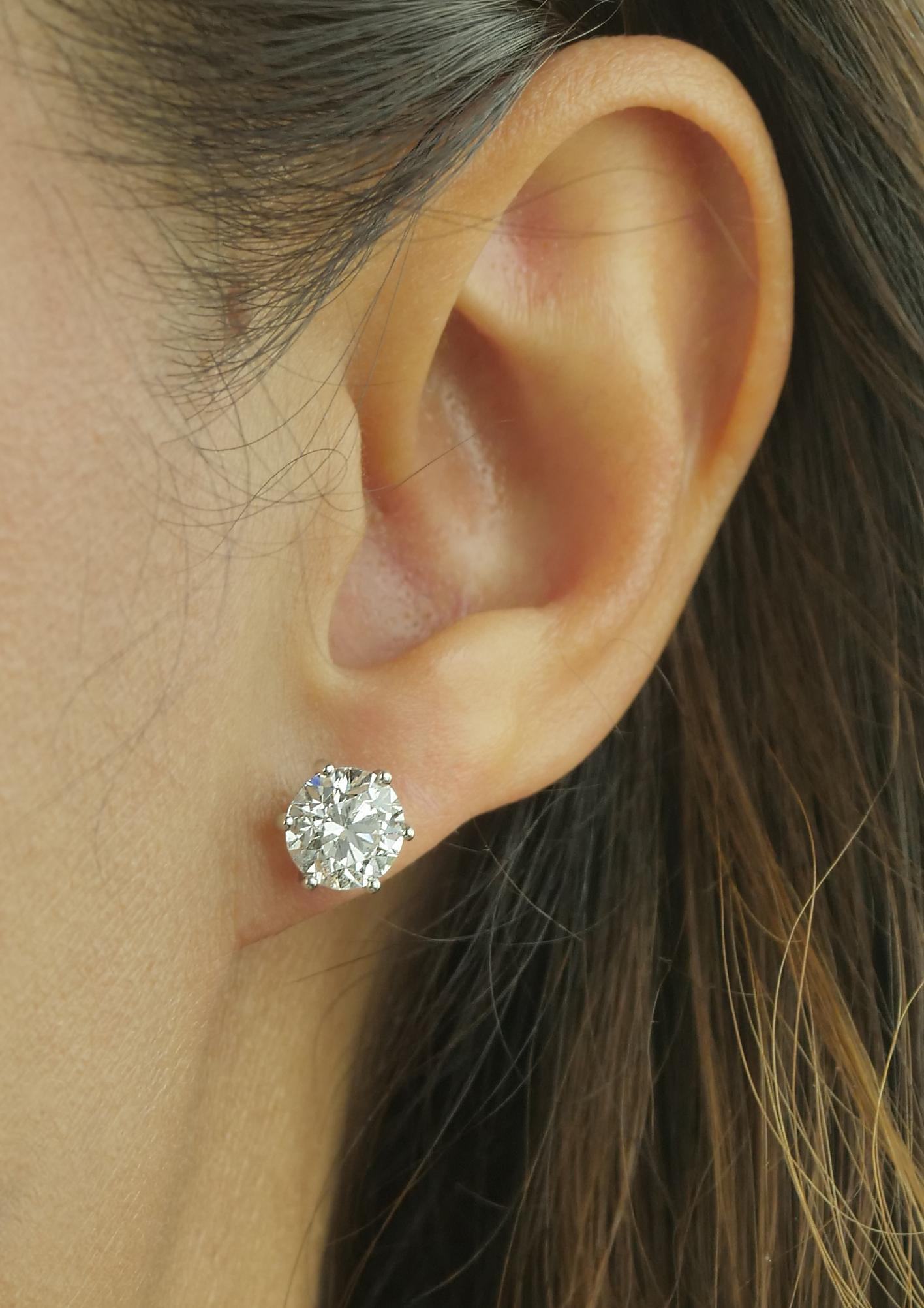 GIA-zertifizierte Solitär-Diamant-Ohrstecker mit 2 GIA-bewerteten runden Diamanten im Brillantschliff von je 2,03 und 2,01 Karat, die in Platin gefasst und speziell handgefertigt sind, um aufrecht auf jede Ohrgröße zu passen. Anstecknadel mit
