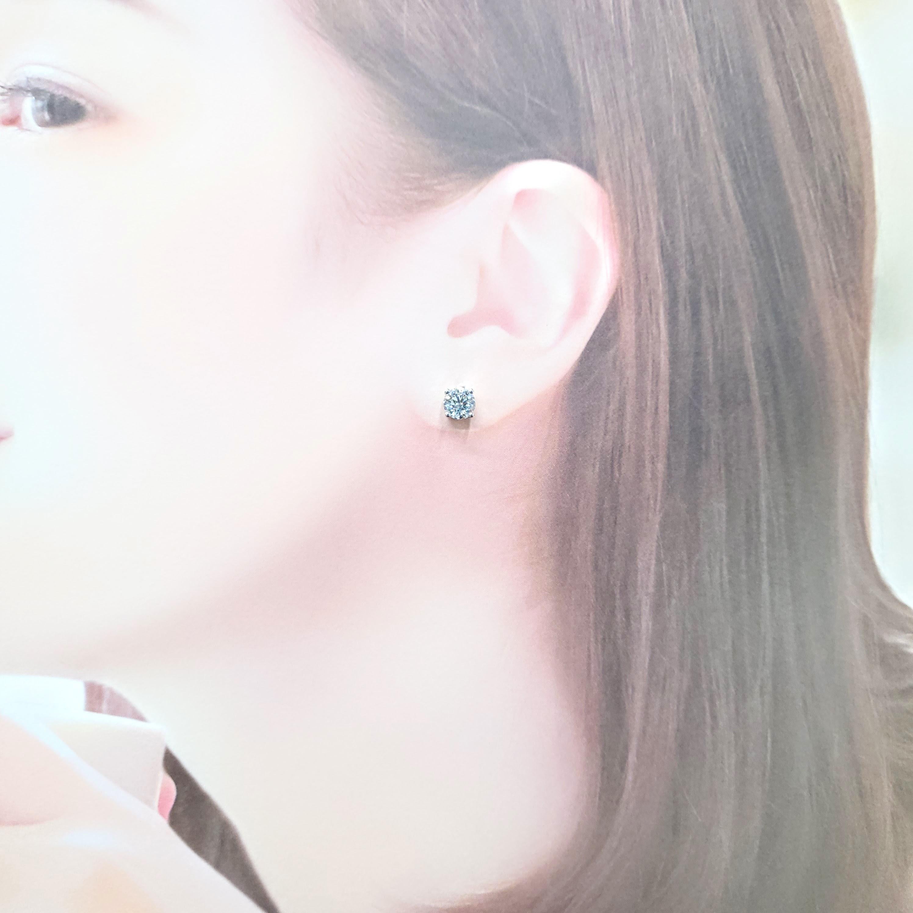 Testimonianza di una bellezza impeccabile, questi orecchini di diamanti certificati GIA sono un investimento lussuoso e senza tempo. Presentano un peso totale di 2,03 carati di diamanti tondi brillanti, ognuno dei quali è stato verificato