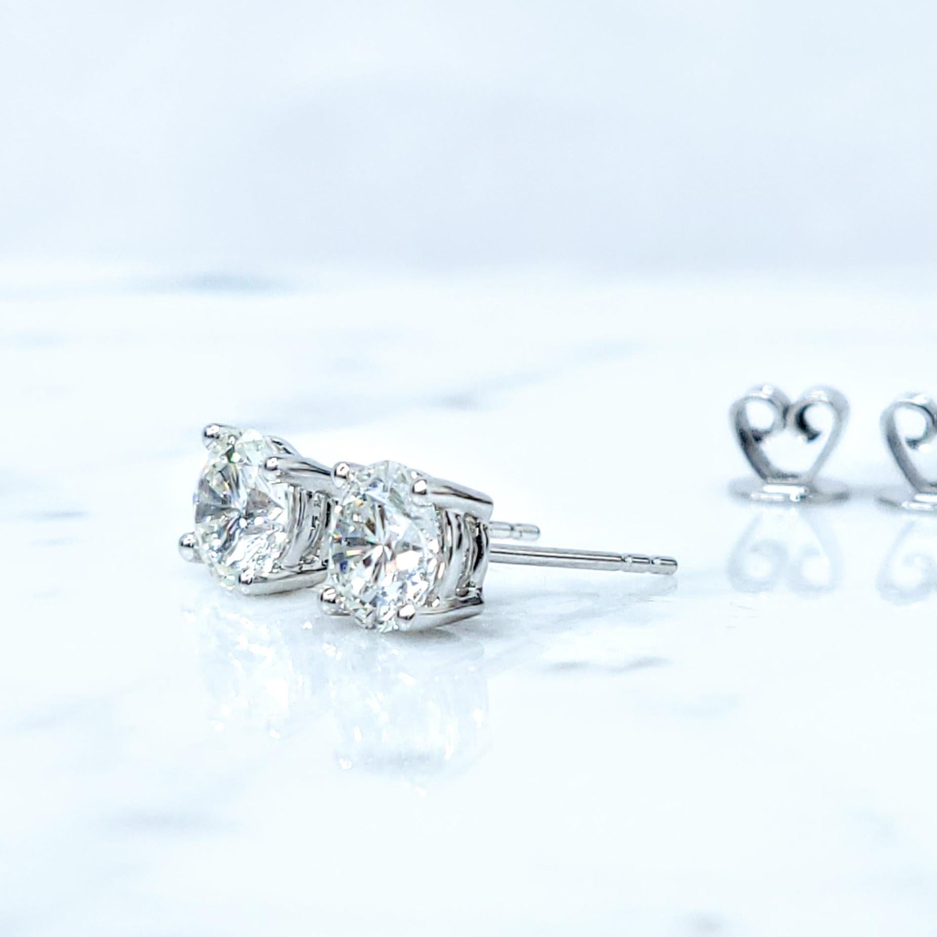 Taglio brillante Orecchini con diamanti certificati GIA da 2,03 carati in oro bianco 18 carati in vendita