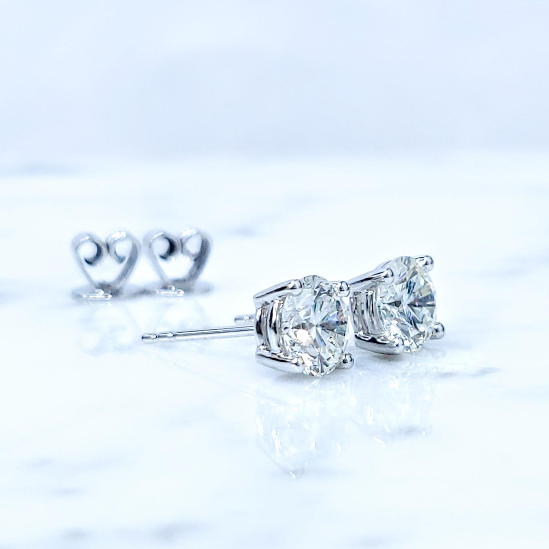 Donna Orecchini con diamanti certificati GIA da 2,03 carati in oro bianco 18 carati in vendita