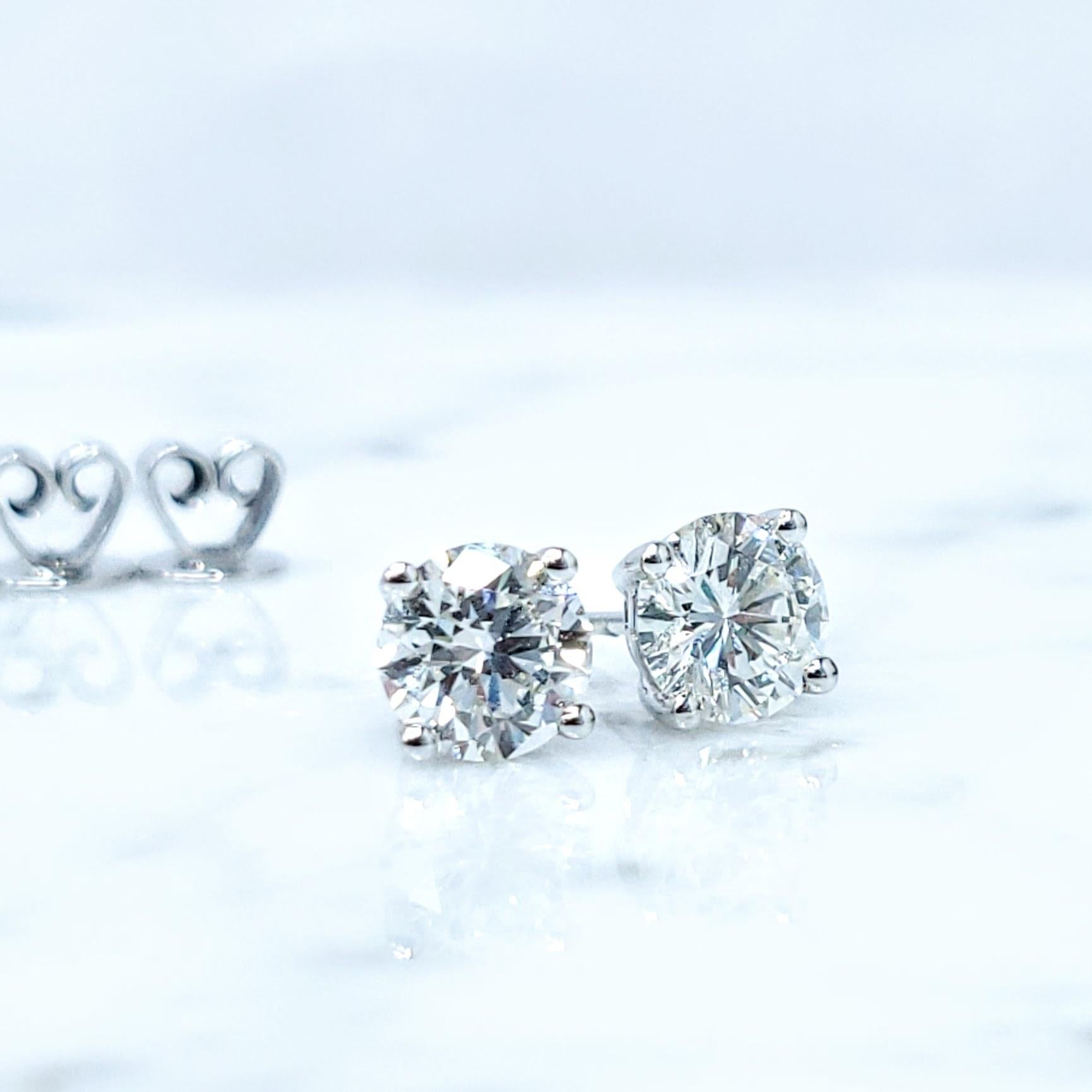 Orecchini con diamanti certificati GIA da 2,03 carati in oro bianco 18 carati in vendita 1