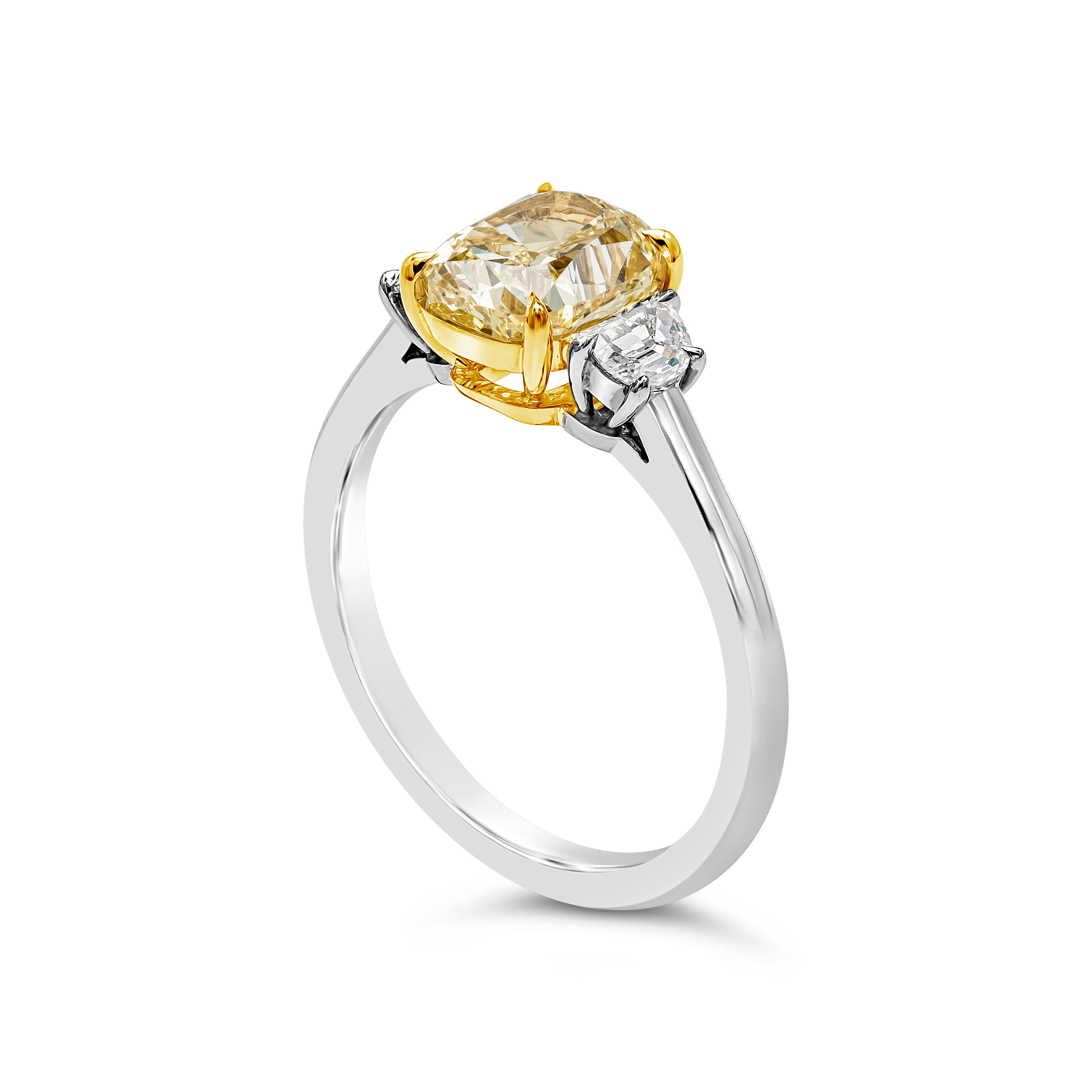Contemporain Bague de fiançailles à trois pierres en diamant jaune intense fantaisie de 2,03 carats en vente