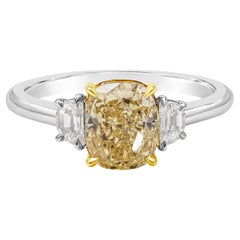 Anello di fidanzamento a tre pietre con diamante giallo taglio cuscino da 2.03 carati certificato GIA