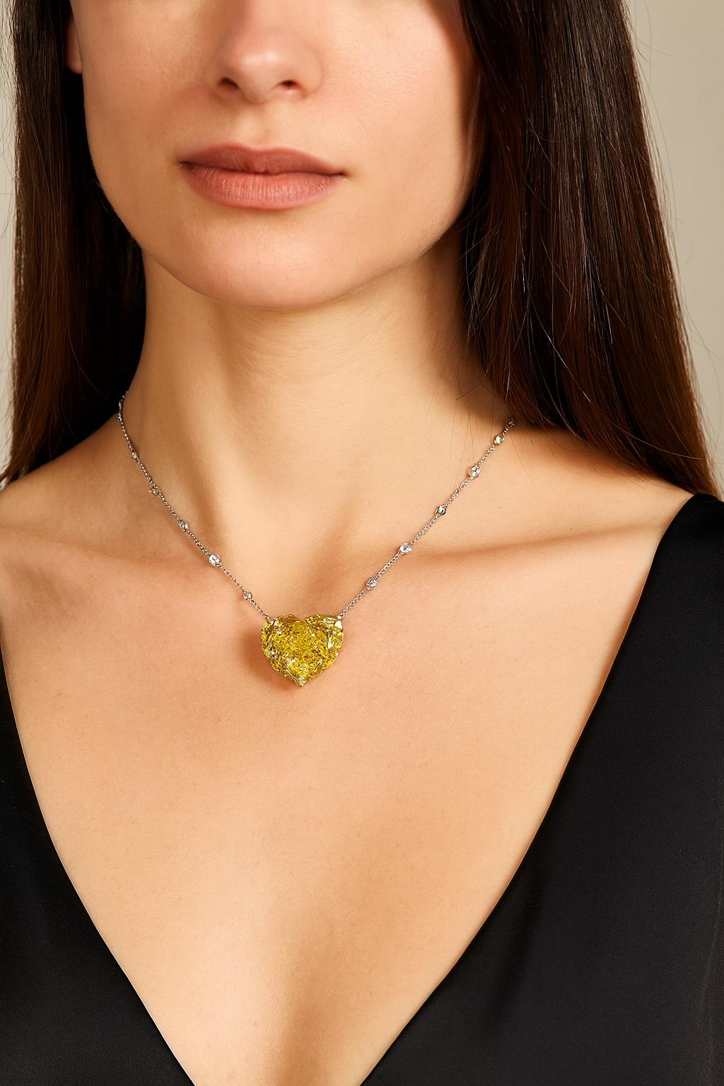 GIA Certified 20.35 Carat Fancy Yellow Heart Diamond Platinum Diamond-by-the-Yard Necklace

Création vraiment extraordinaire, ce collier présente un rare diamant brillant modifié en forme de cœur de 20,35 carats certifié par le GIA, classé Fancy