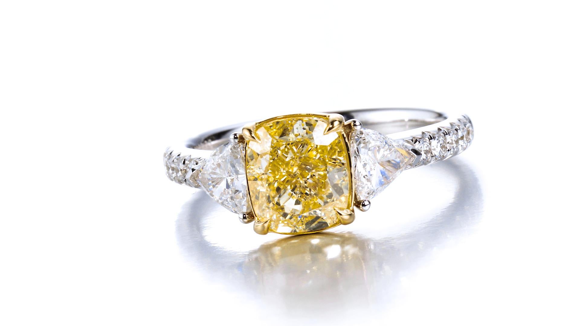 GIA Certified 2.03ct Cushion Cut Natural Fancy Light Yellow Diamond Ring 18KT. For Sale 2