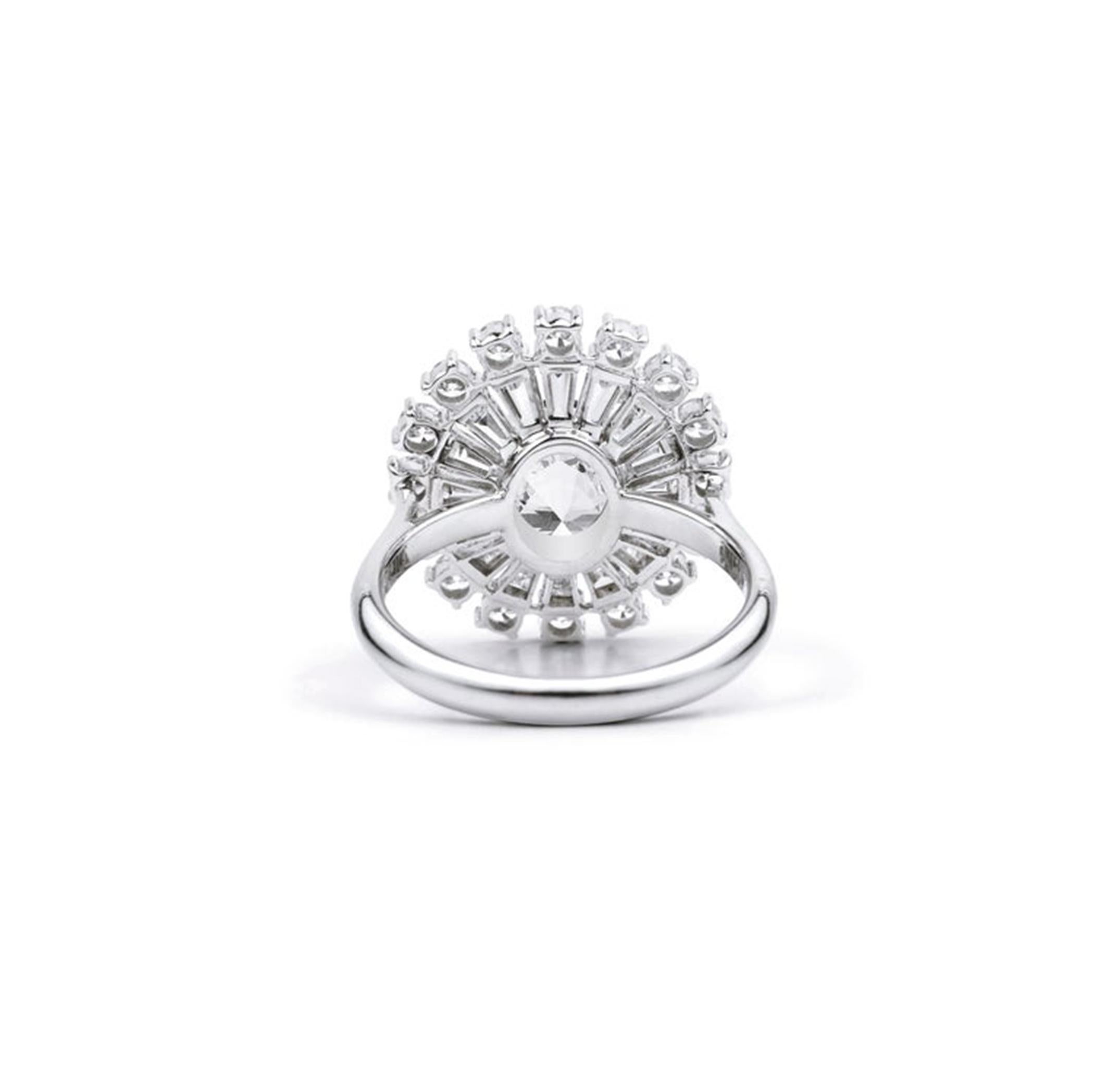 Bague cocktail en or blanc 18 carats avec double halo de diamants ovales de 2,03 carats certifiés GIA en vente 2