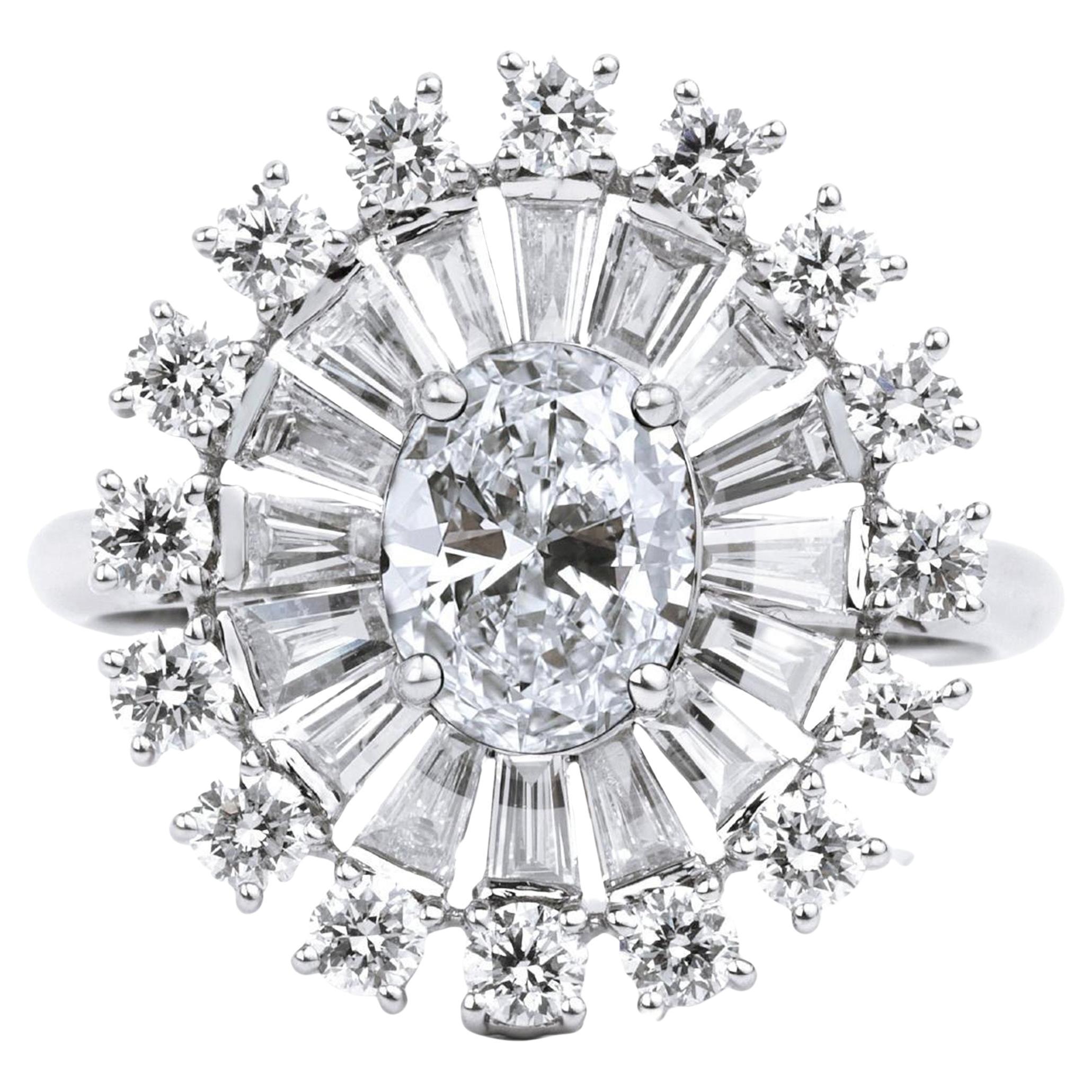 Bague cocktail en or blanc 18 carats avec double halo de diamants ovales de 2,03 carats certifiés GIA en vente