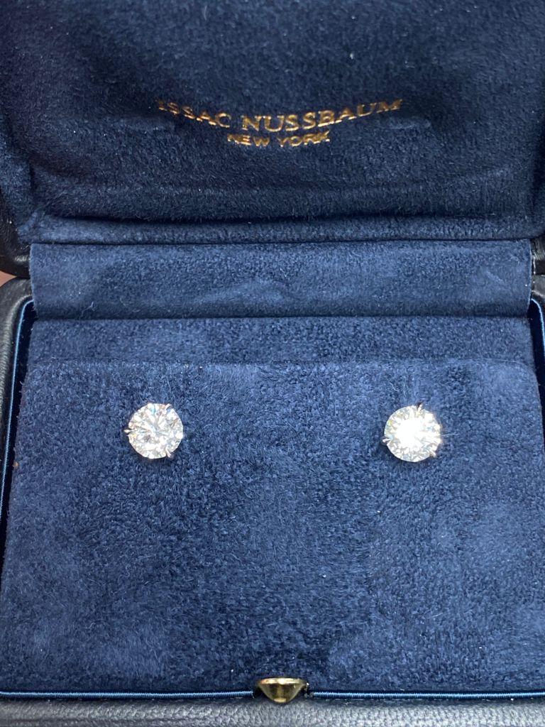 Clous d'oreilles en diamants taille ronde de 2,02 carats certifiés par le GIA Neuf - En vente à New York, NY