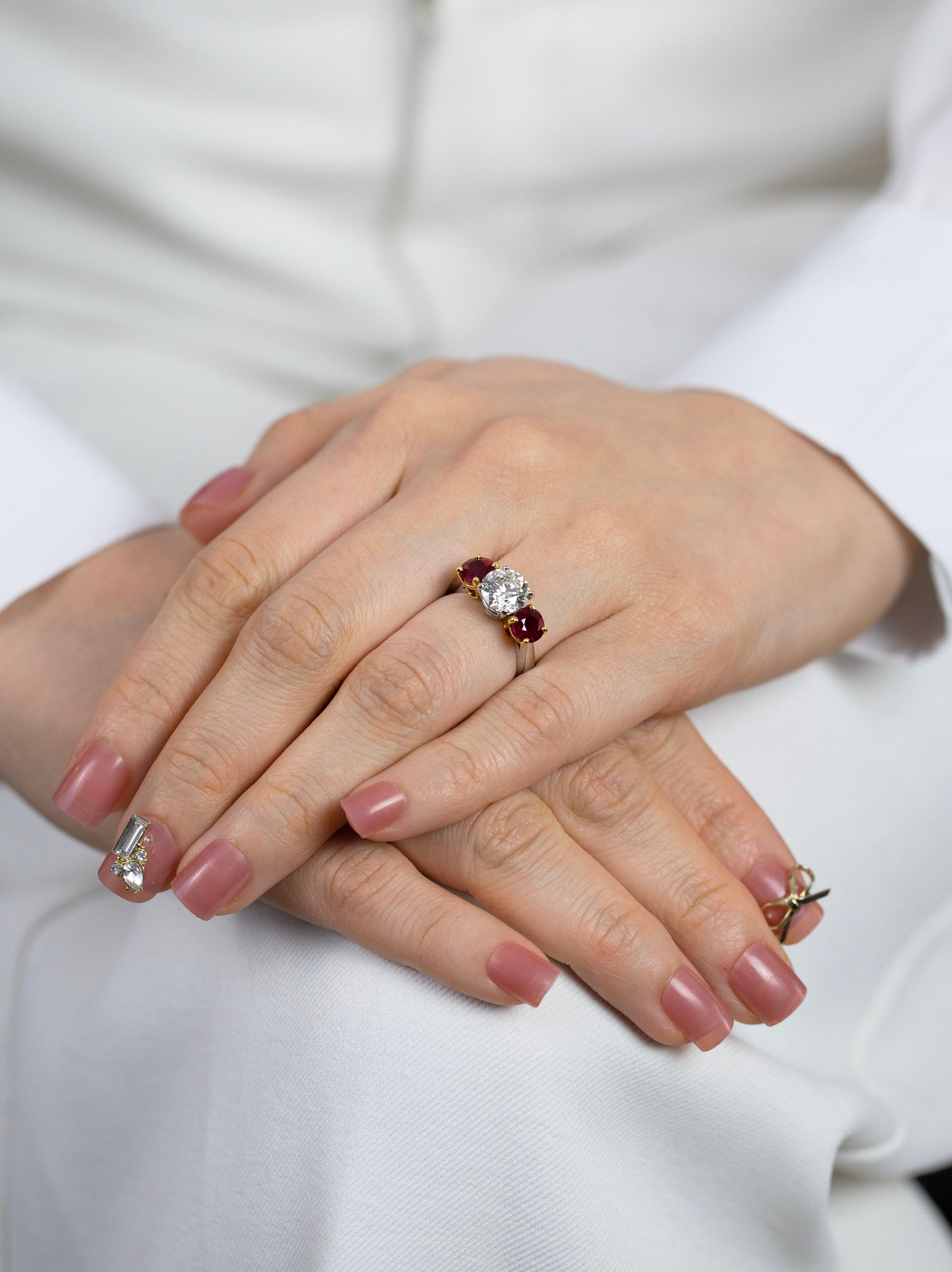Bague de fiançailles à trois pierres certifiée GIA, 2,04 carats, diamant taille ronde et rubis Neuf - En vente à New York, NY
